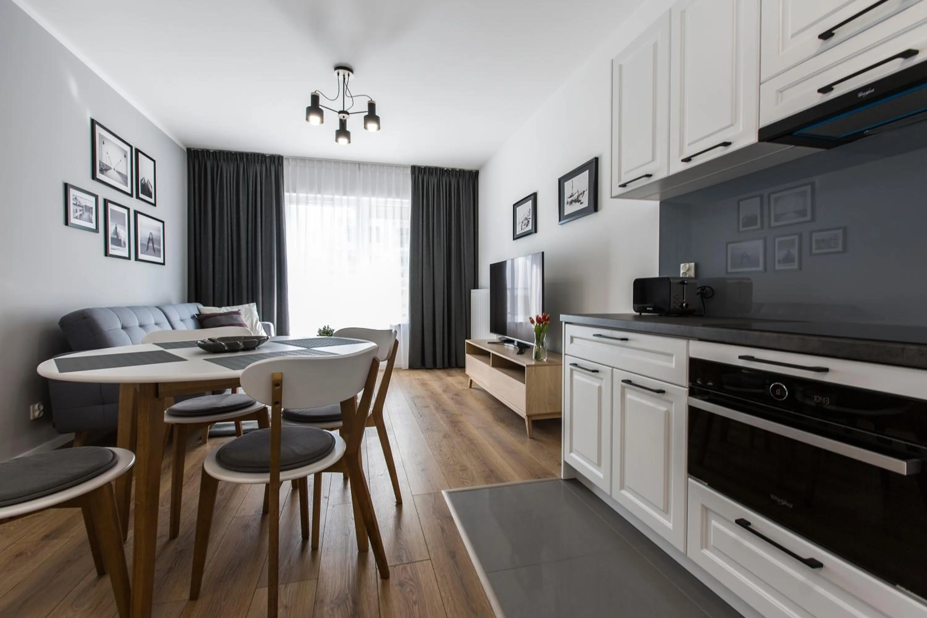 Kitchen or kitchenette in Symphony Baltica Towers Apartamenty