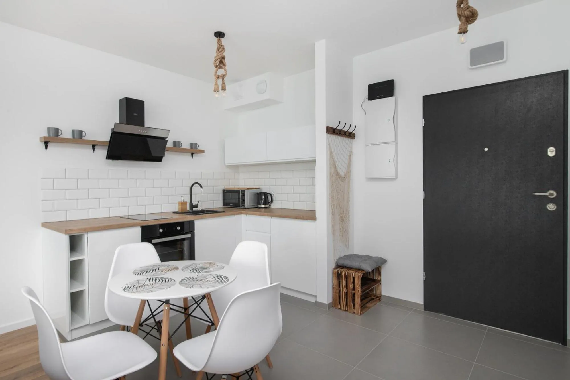 Kitchen or kitchenette in Symphony Baltica Towers Apartamenty