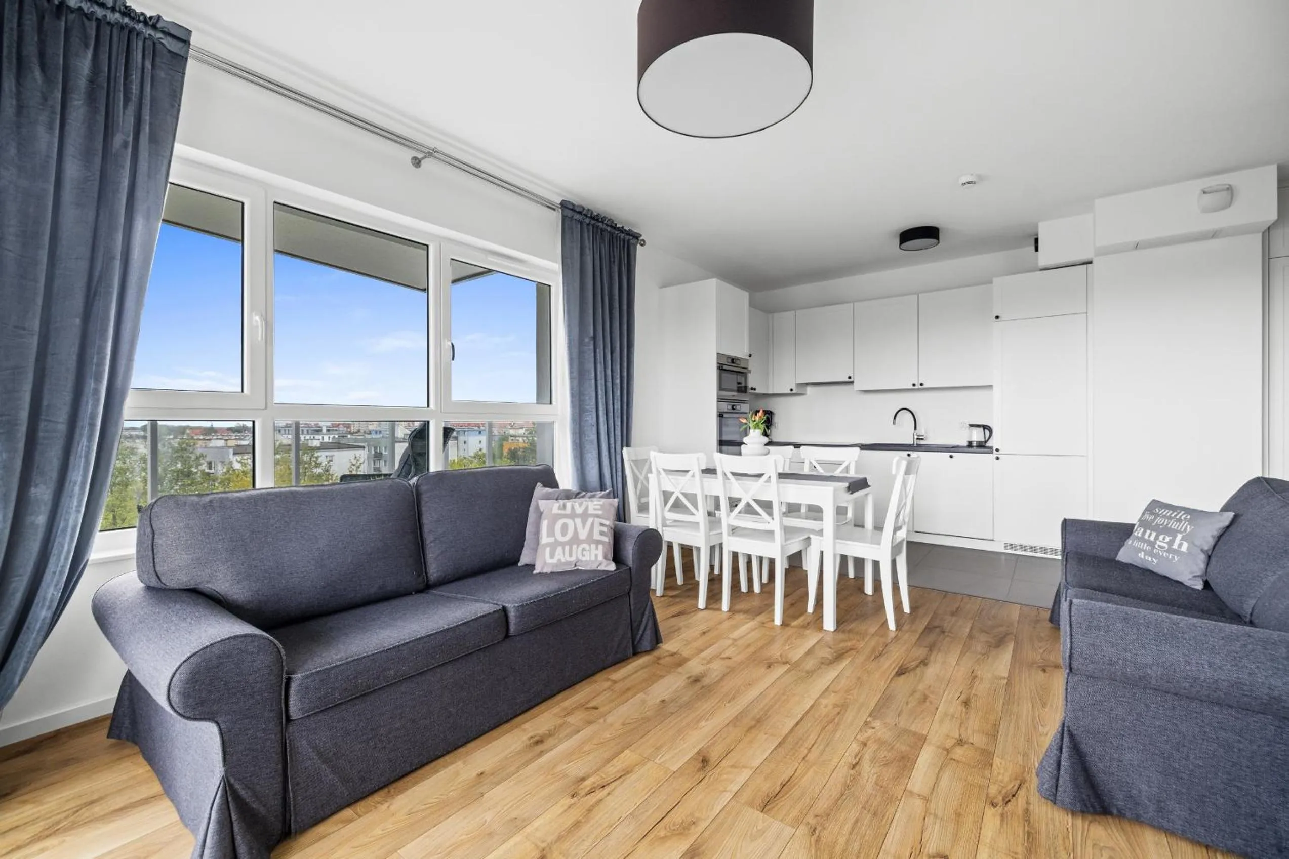 Kitchen or kitchenette in Symphony Baltica Towers Apartamenty