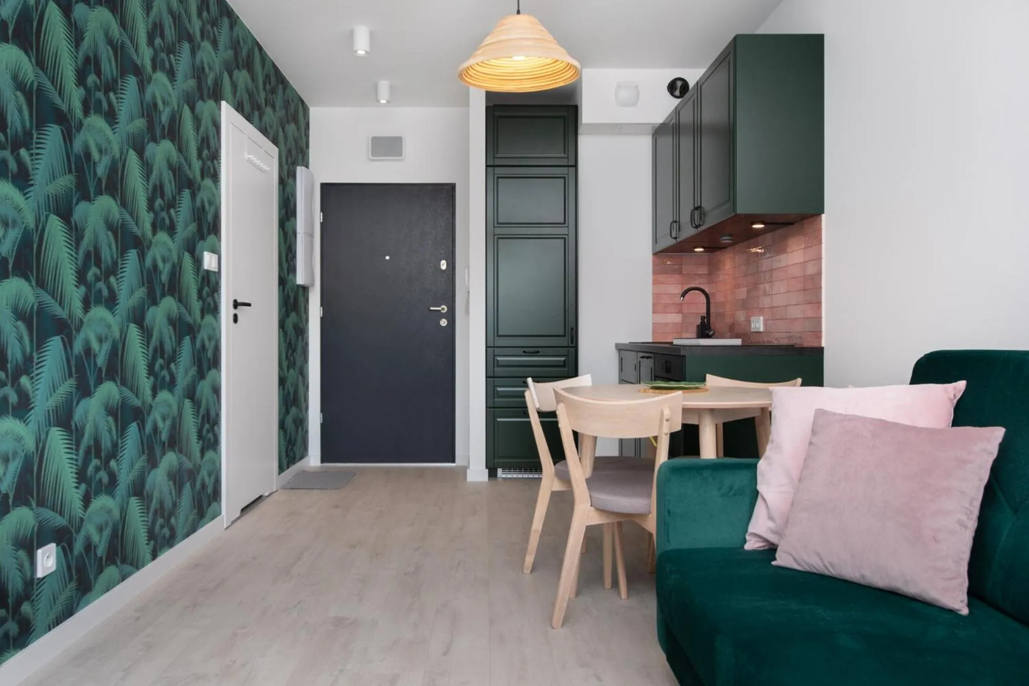 Kitchen or kitchenette in Symphony Baltica Towers Apartamenty