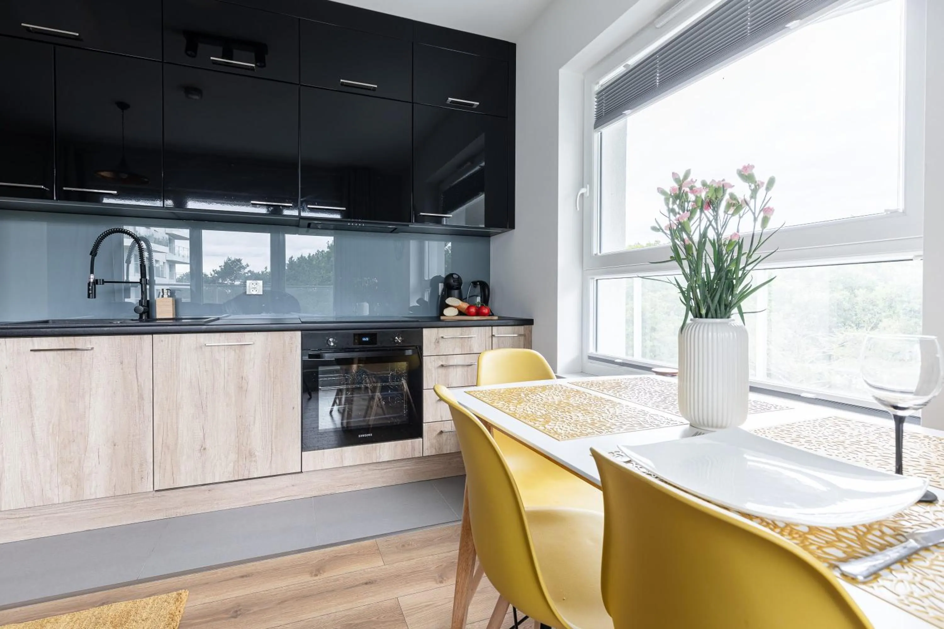 Kitchen or kitchenette in Symphony Baltica Towers Apartamenty