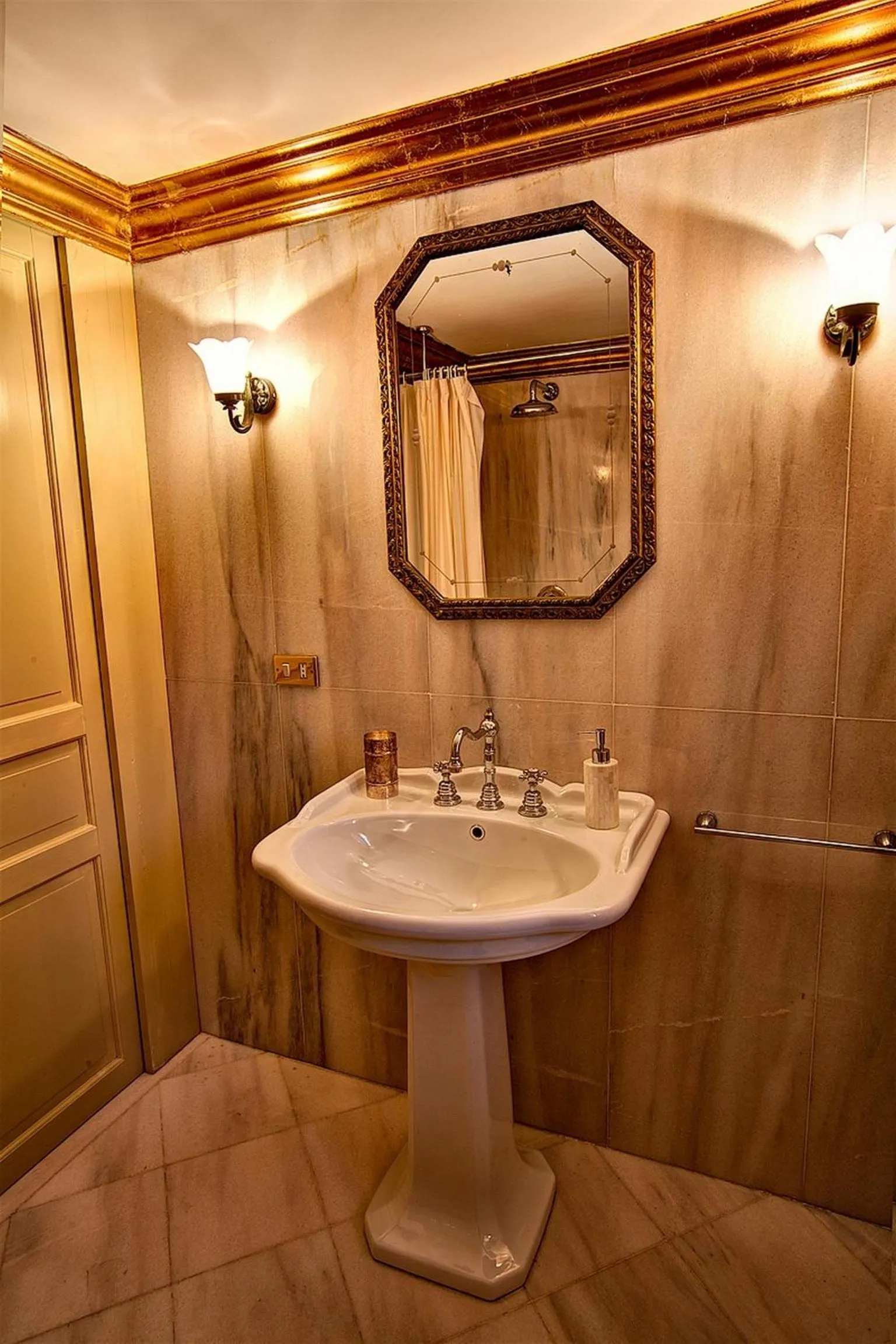 Bathroom in Residenze Gregoriane - Residenza d'Epoca