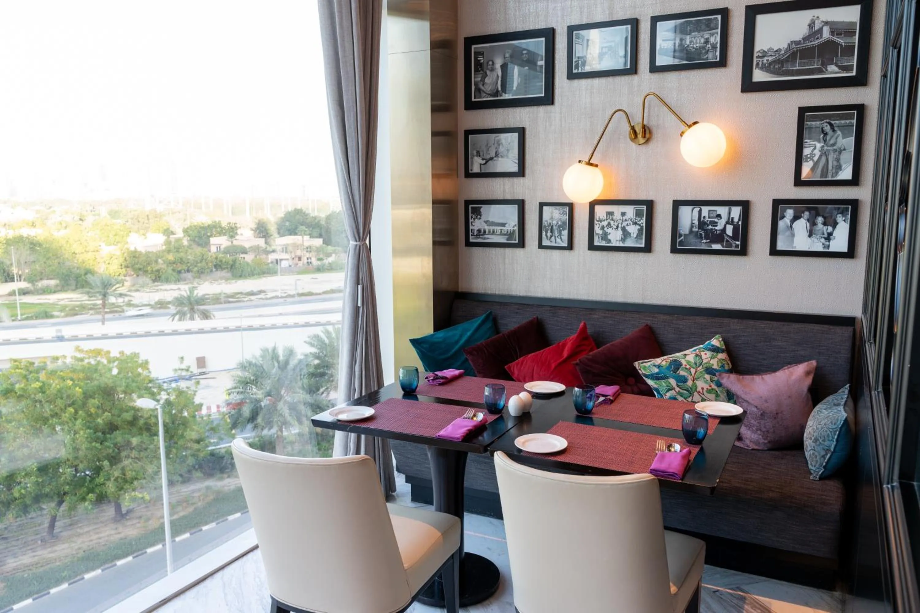 Restaurant/places to eat in Taj Jumeirah Lakes Towers