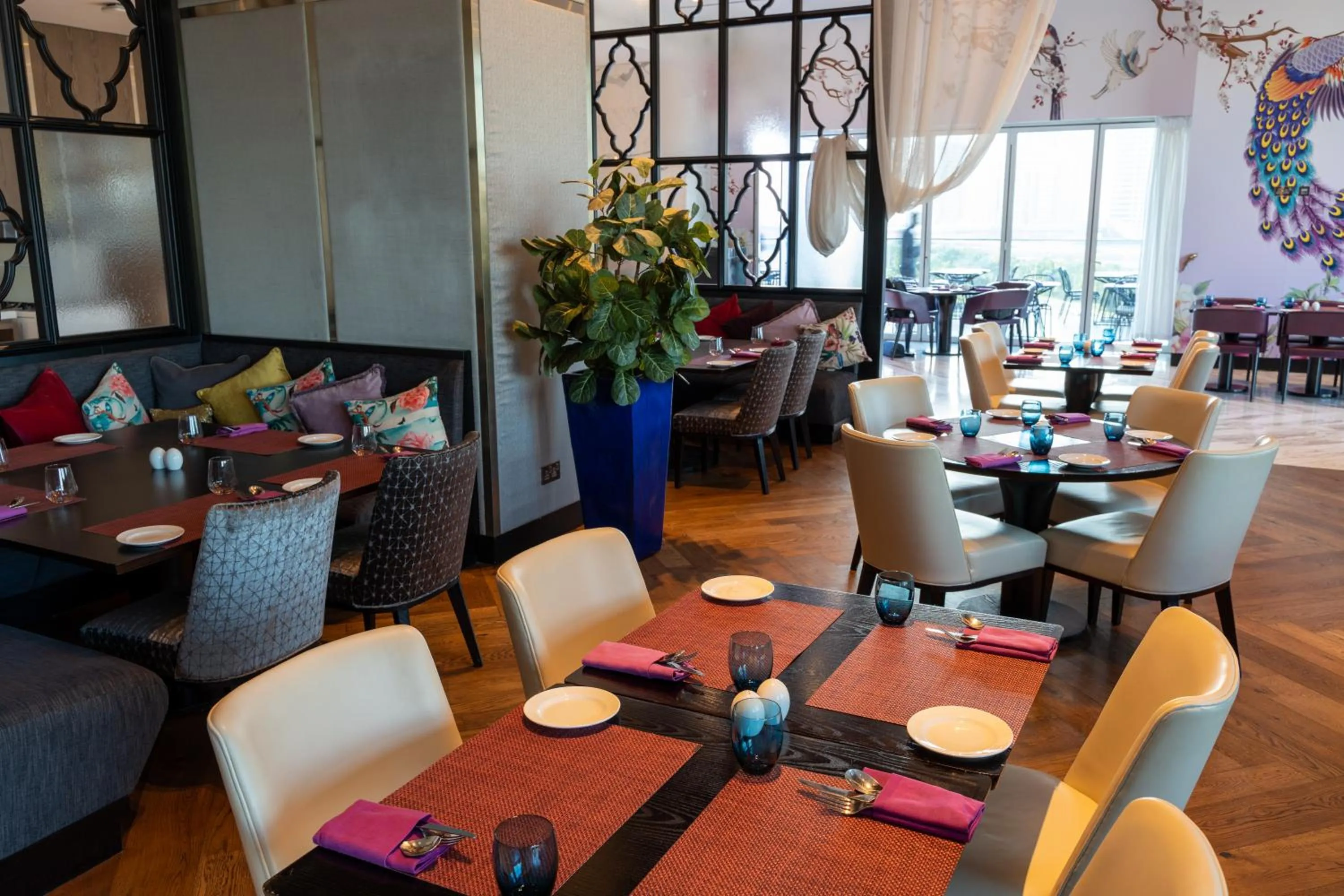 Restaurant/places to eat in Taj Jumeirah Lakes Towers