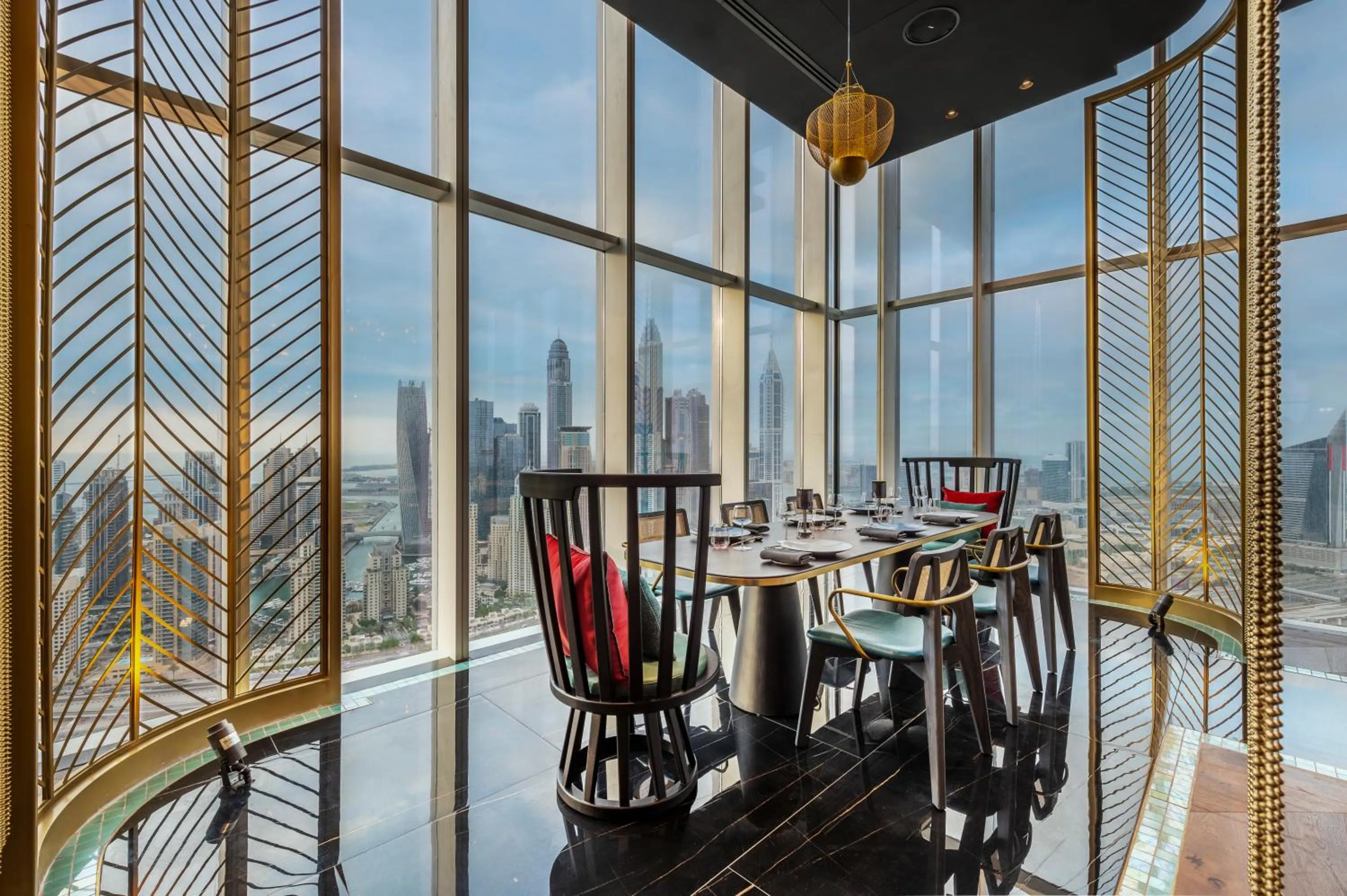 Restaurant/places to eat in Taj Jumeirah Lakes Towers