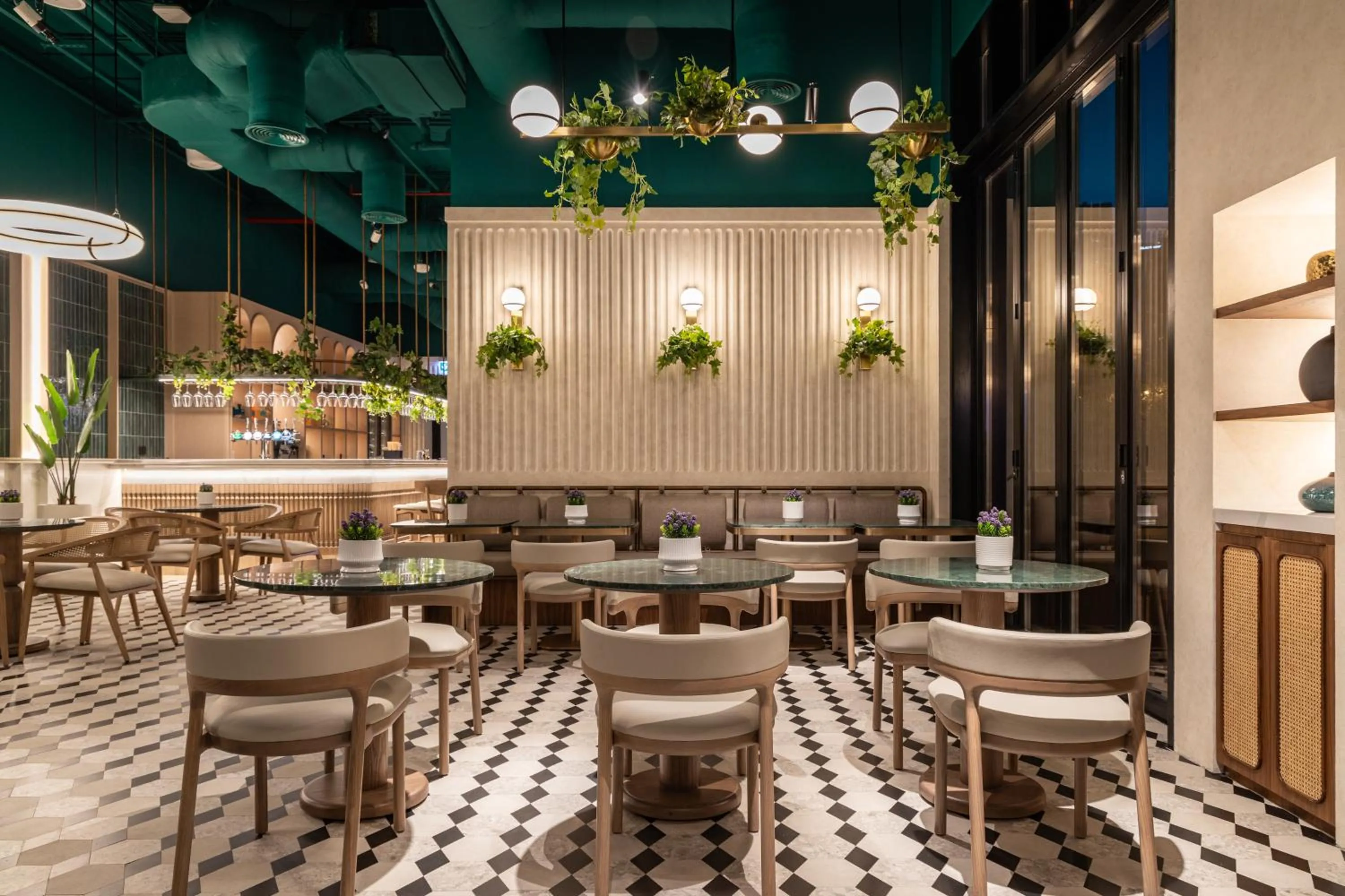 Restaurant/places to eat in Taj Jumeirah Lakes Towers