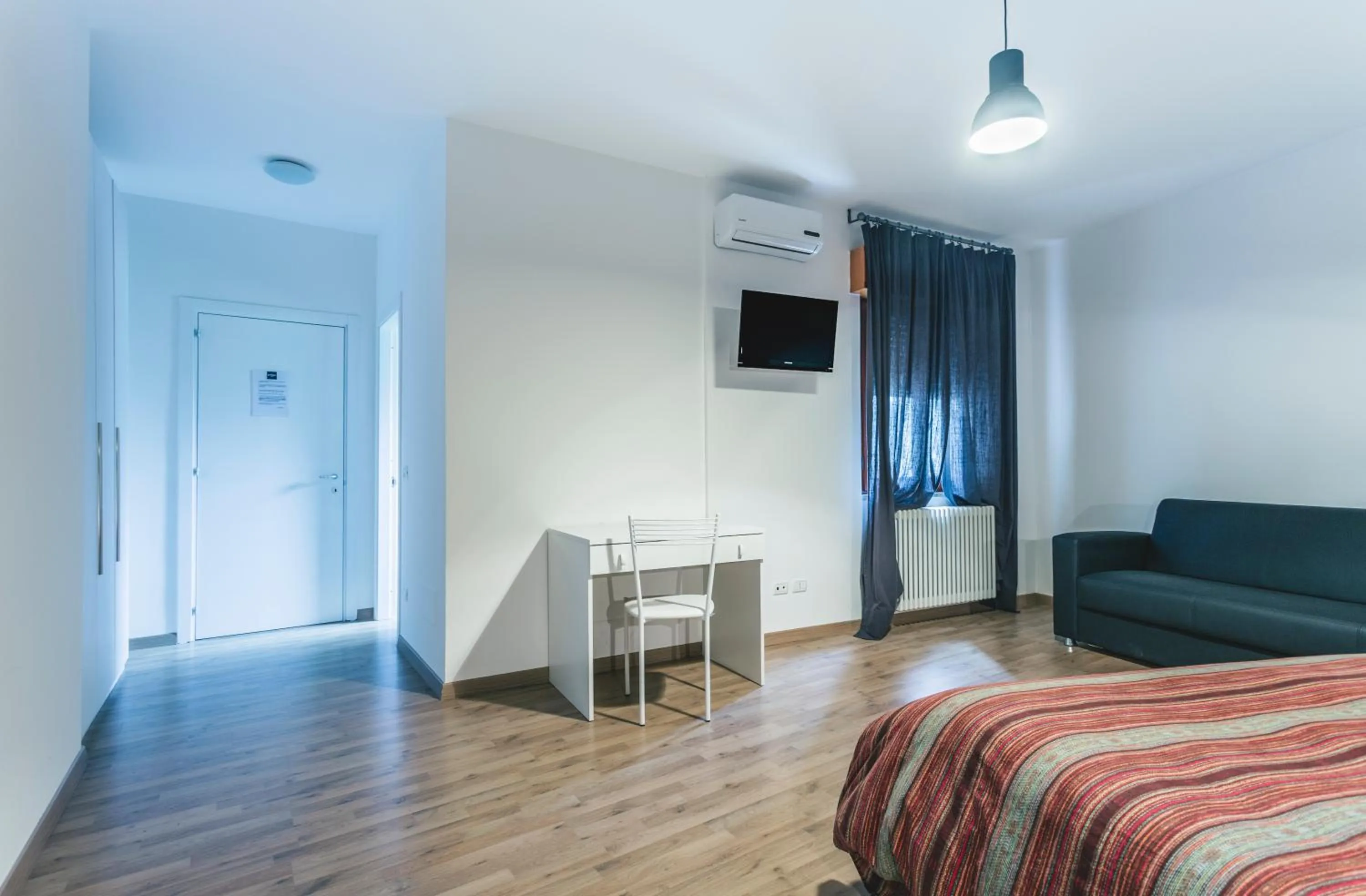 Photo of the whole room, Bed in La Postale