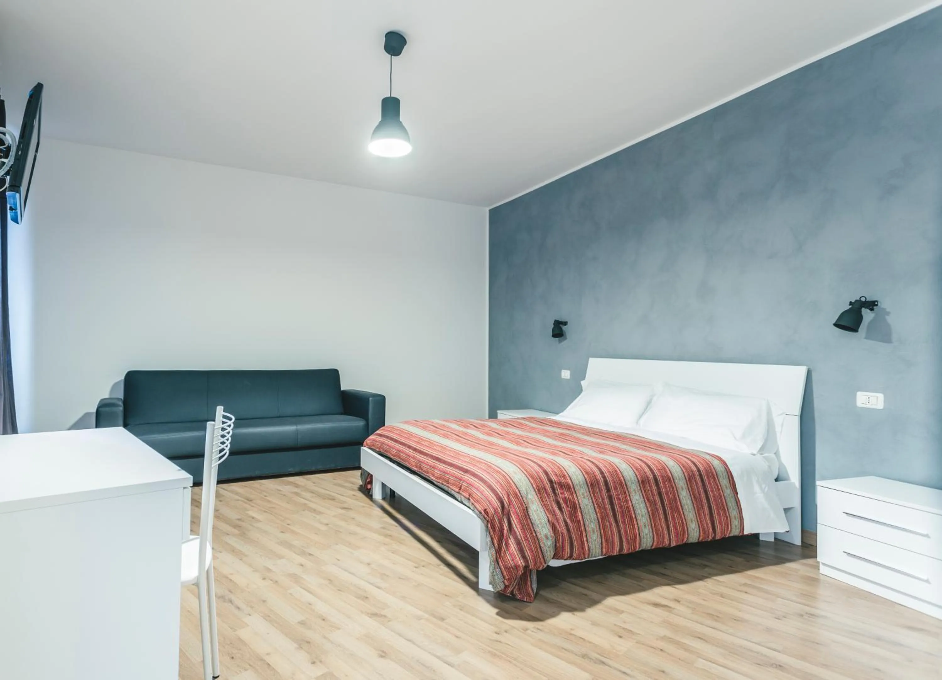 Photo of the whole room, Bed in La Postale