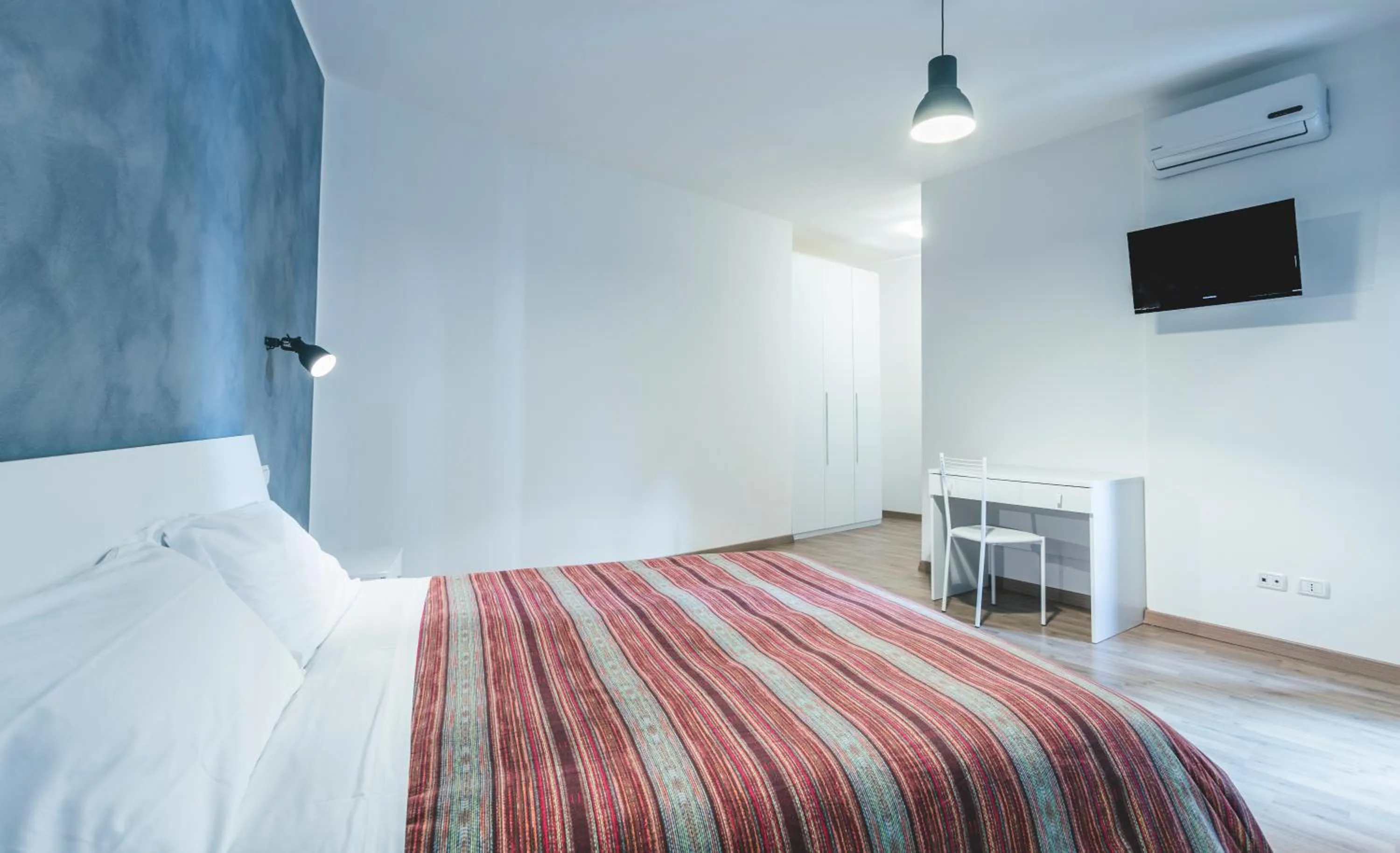 Photo of the whole room, Bed in La Postale