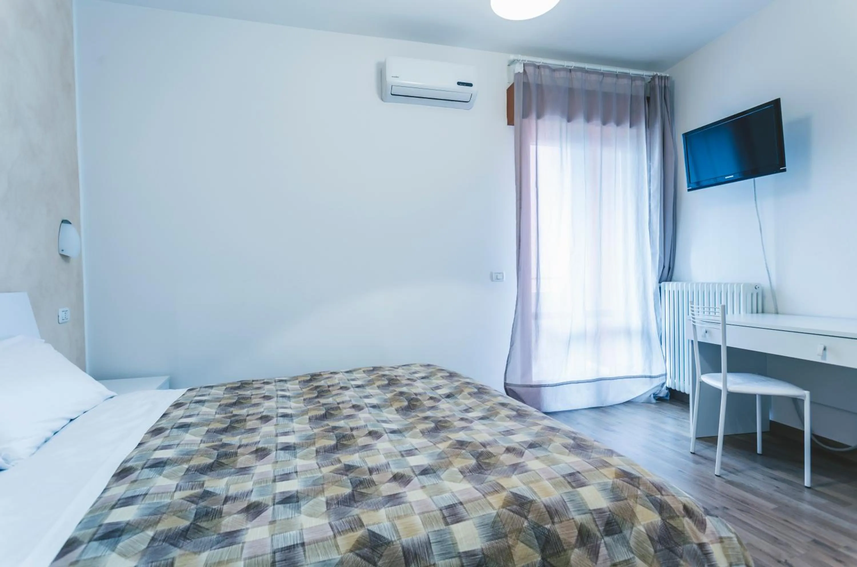 Photo of the whole room, Bed in La Postale