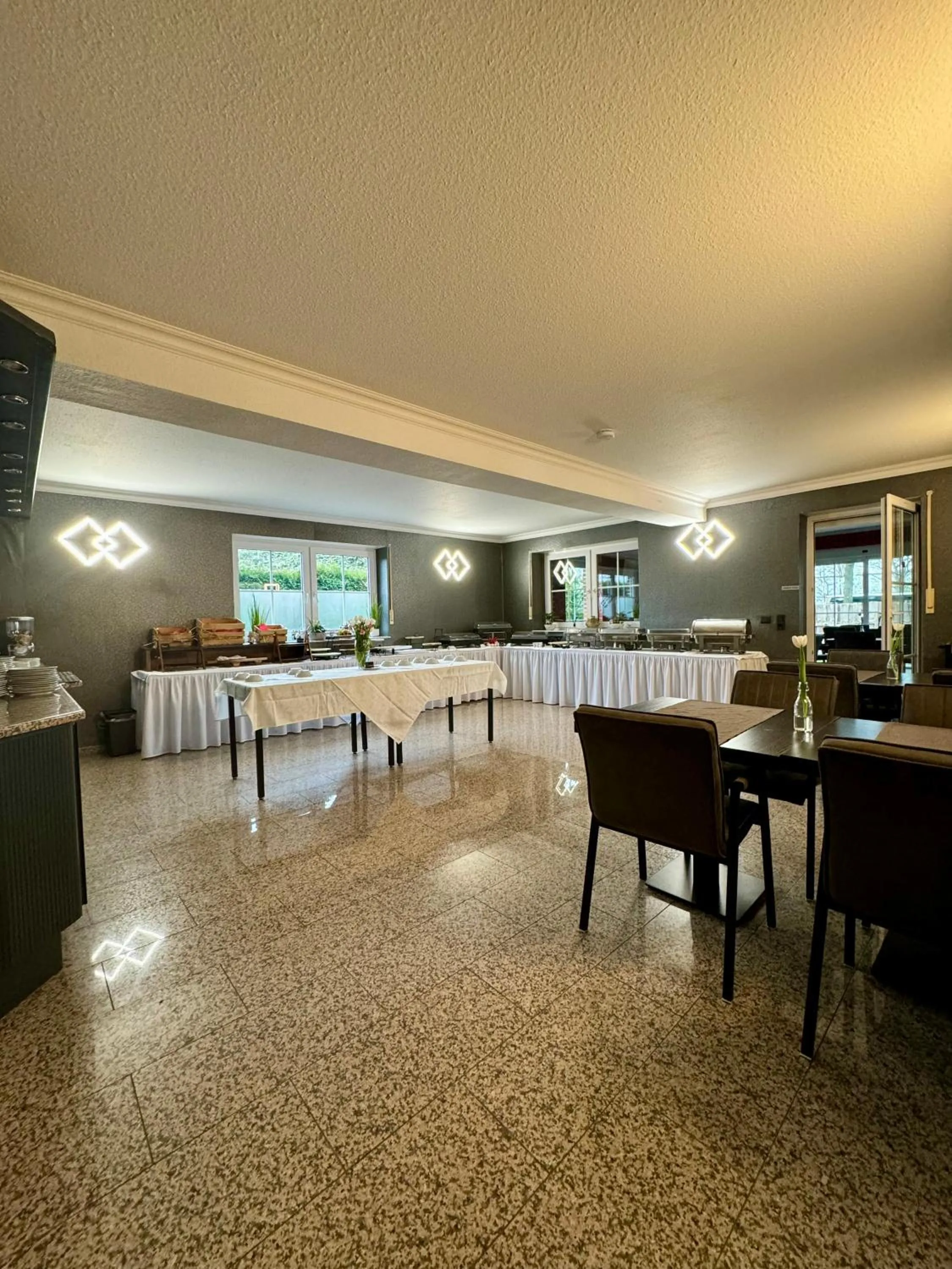 Restaurant/places to eat in DUA Hotel