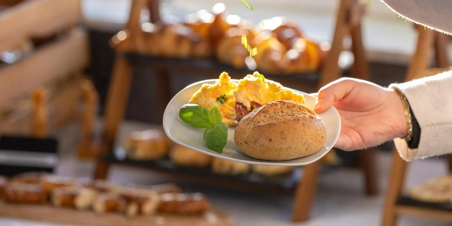 Restaurant/places to eat in DUA Hotel