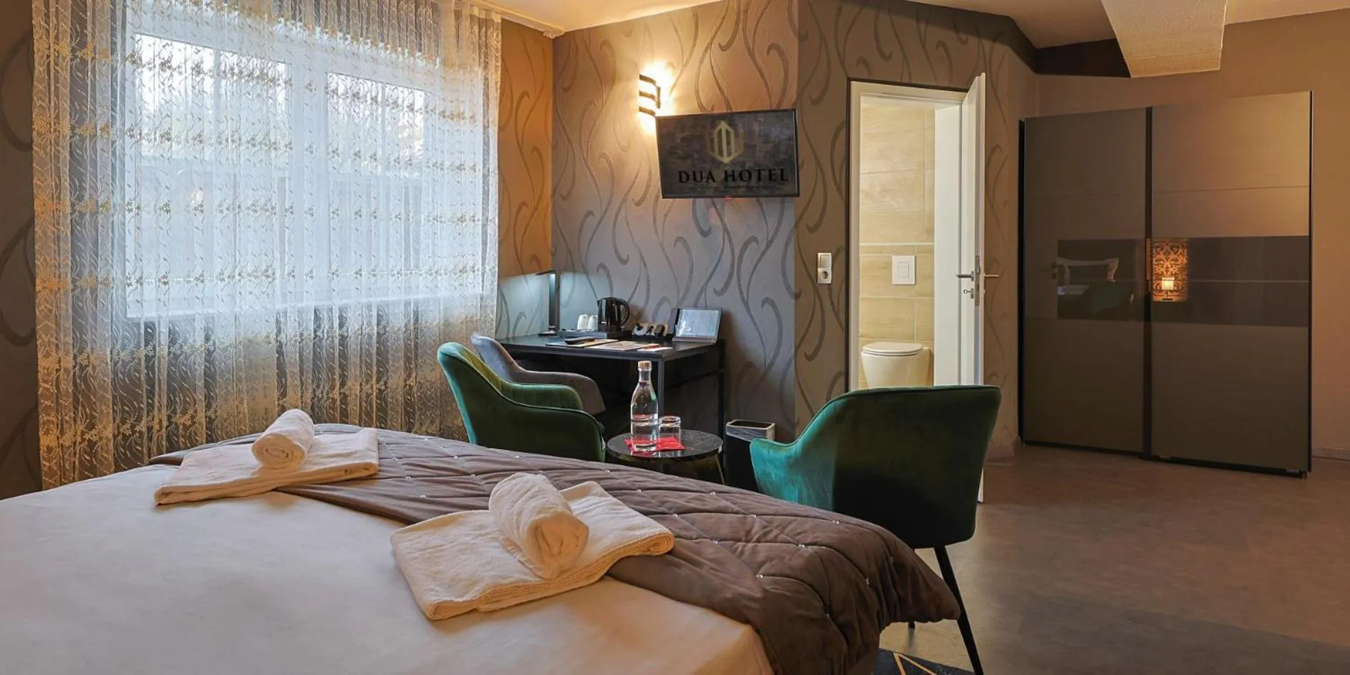 Seating area, Bed in DUA Hotel