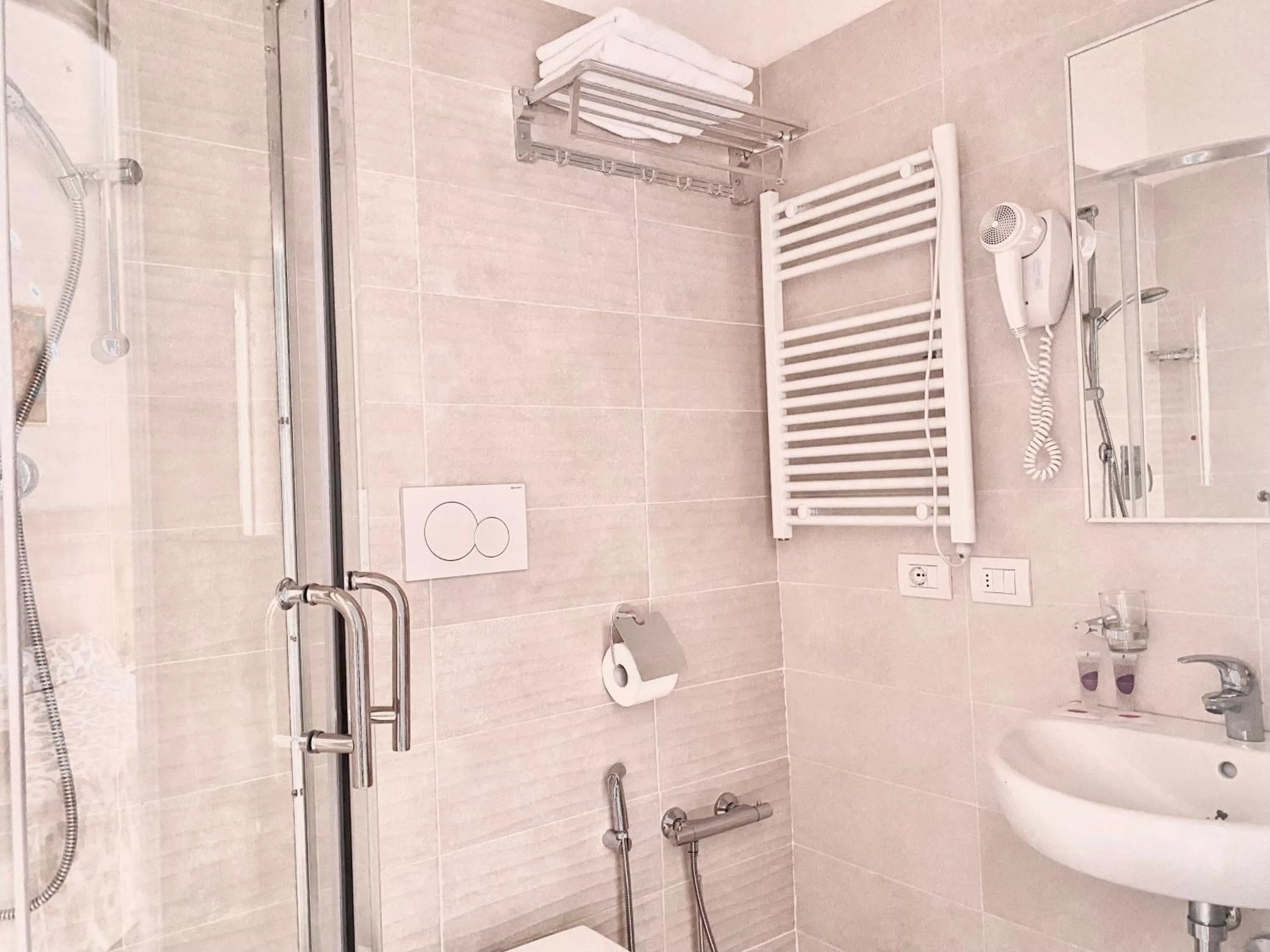 Bathroom in Santa Barbara hotel & apartments