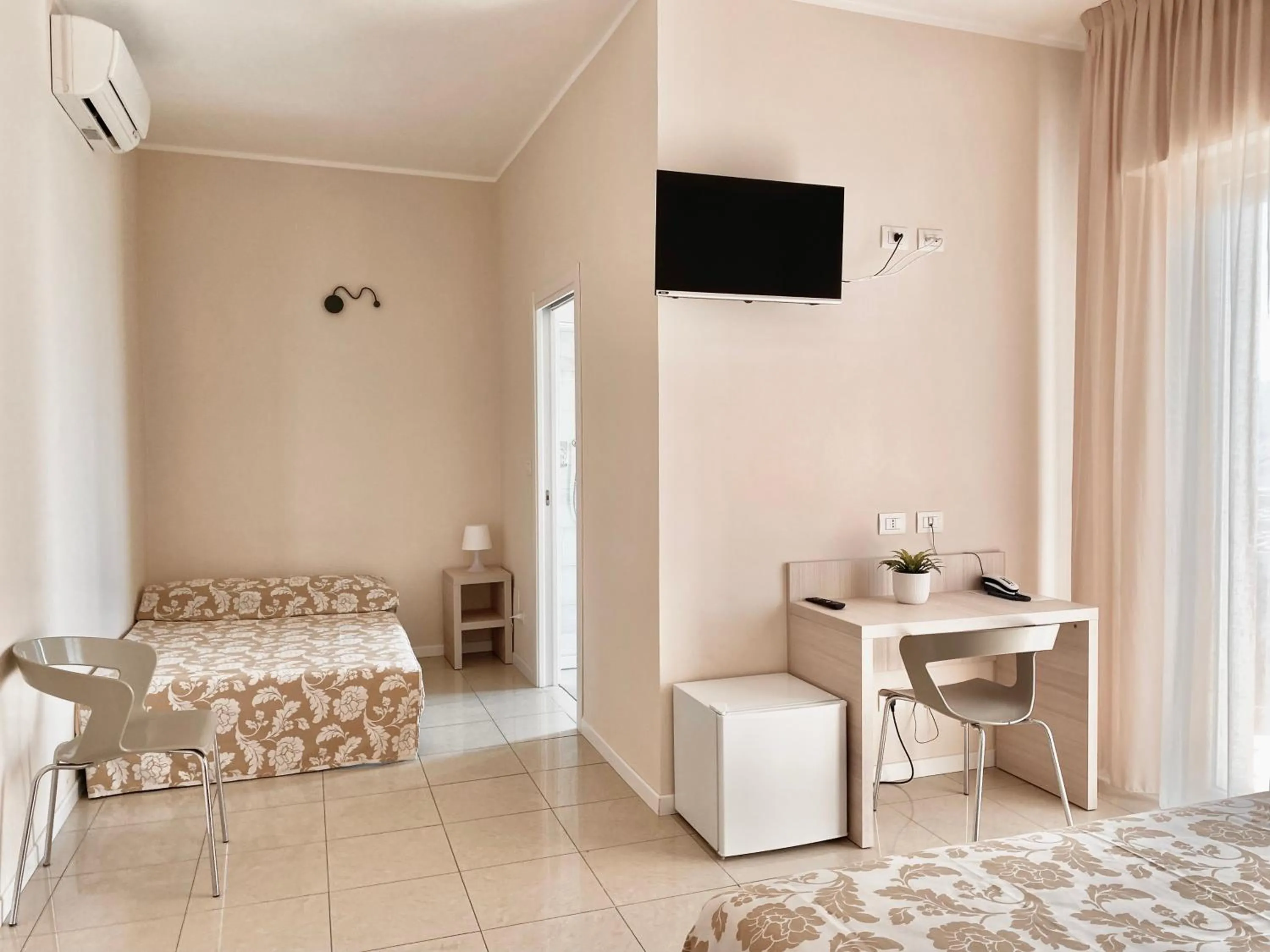 Communal lounge/ TV room, Bed in Santa Barbara hotel & apartments