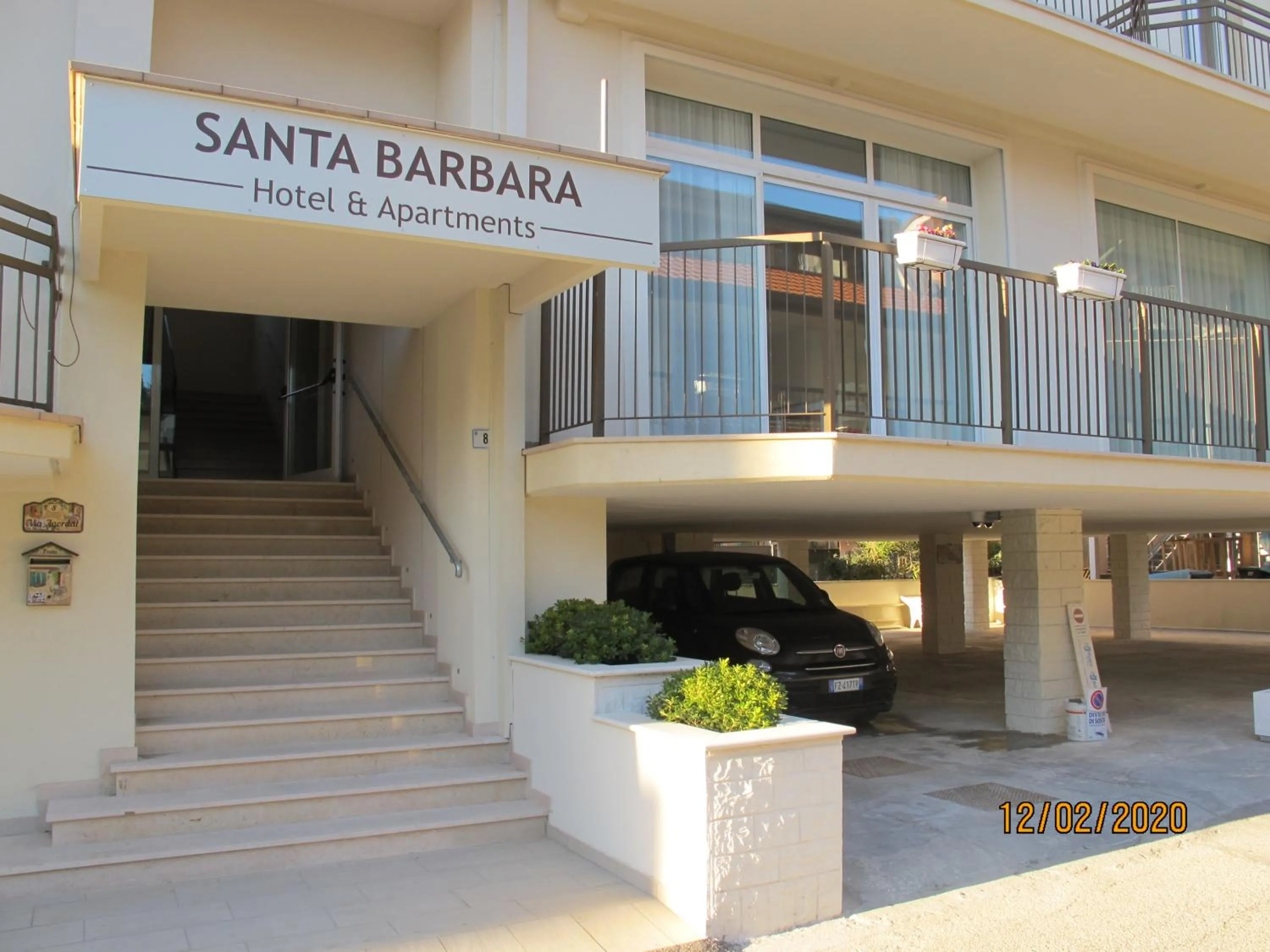 Facade/entrance in Santa Barbara hotel & apartments