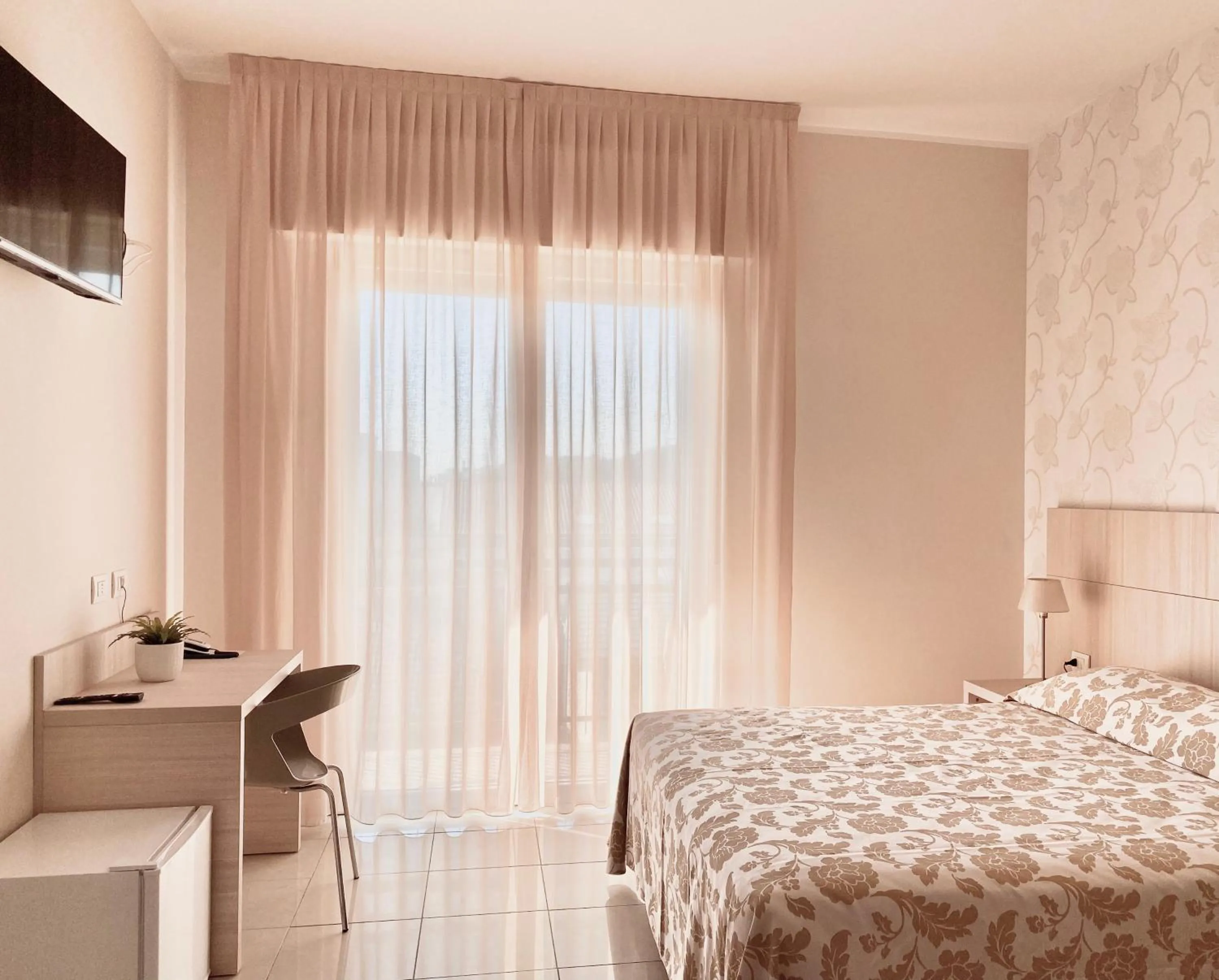 Bed in Santa Barbara hotel & apartments