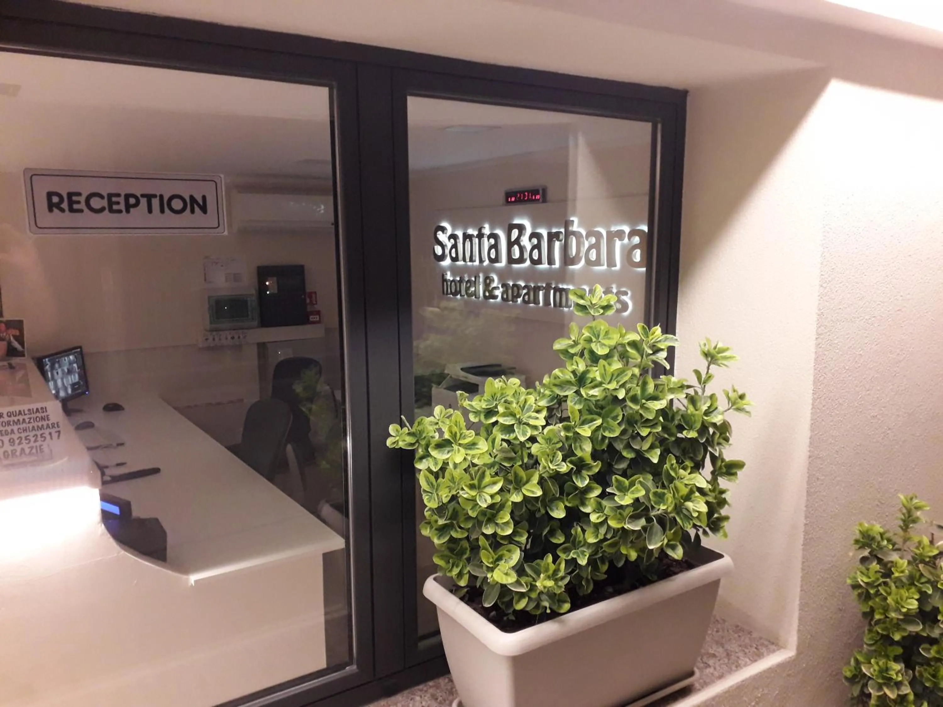 Lobby or reception in Santa Barbara hotel & apartments