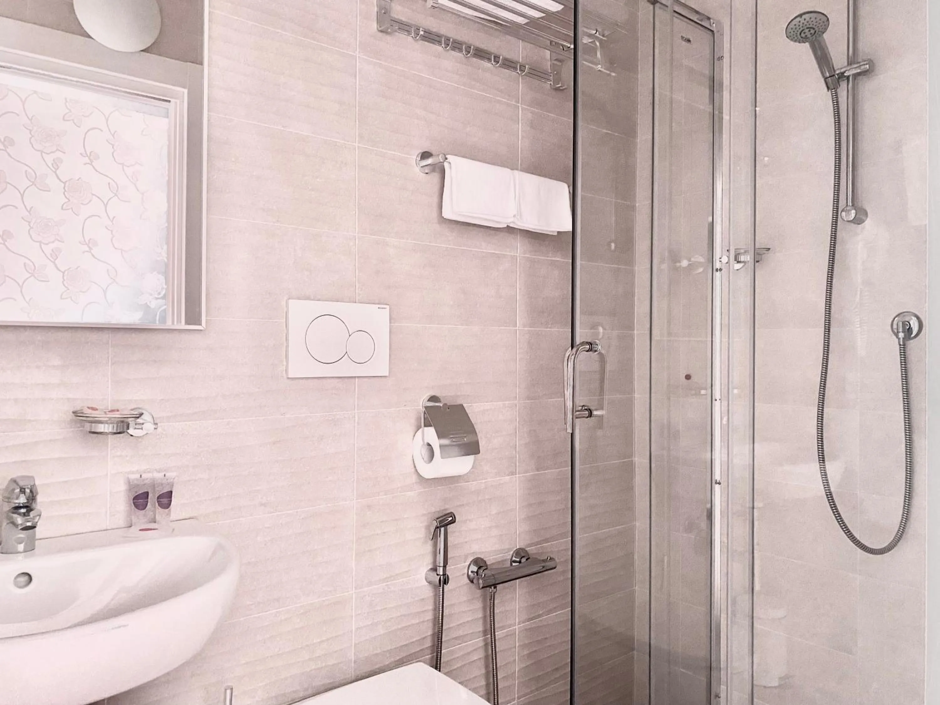 Bathroom in Santa Barbara hotel & apartments