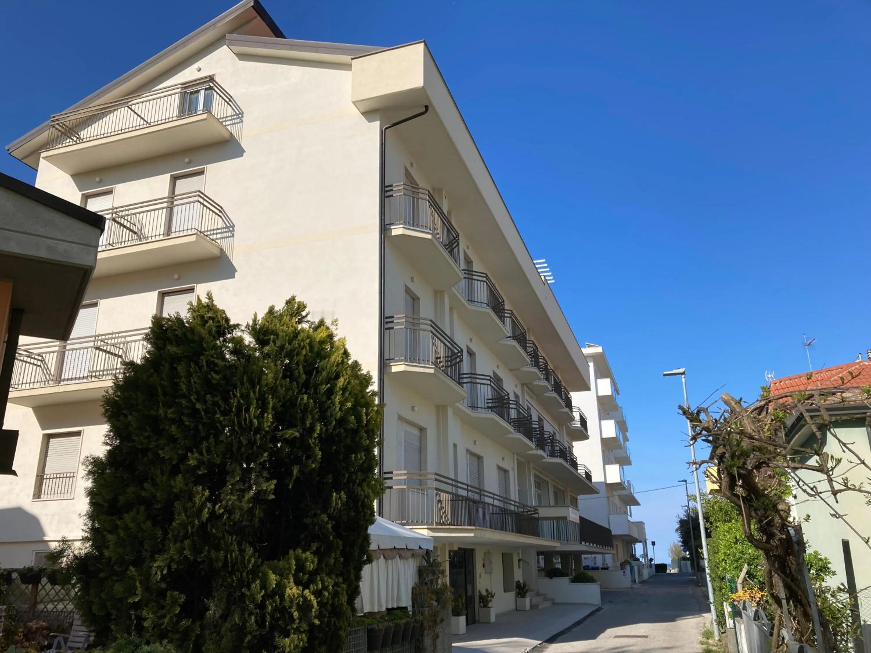 Property building in Santa Barbara hotel & apartments