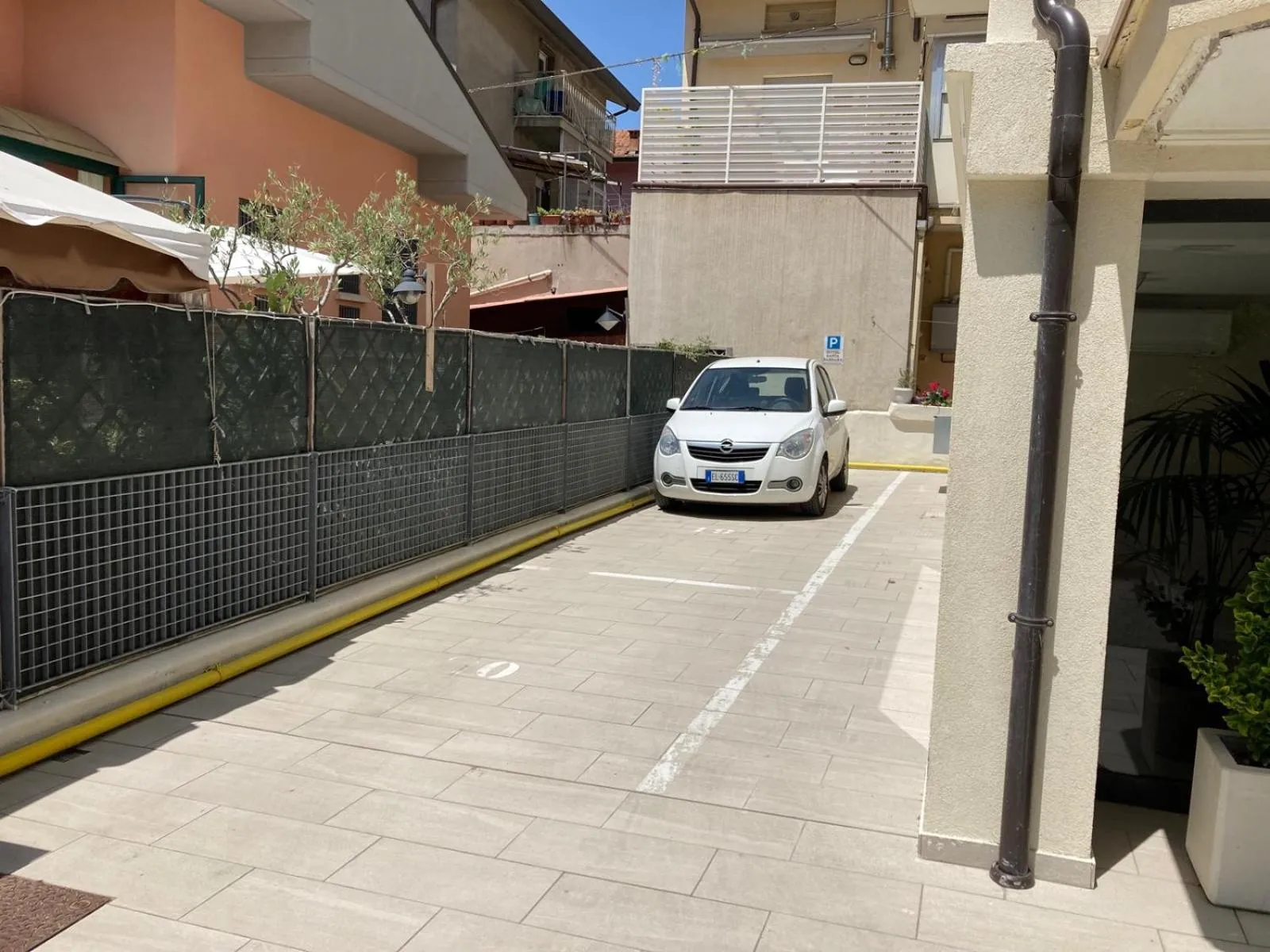 Parking in Santa Barbara hotel & apartments