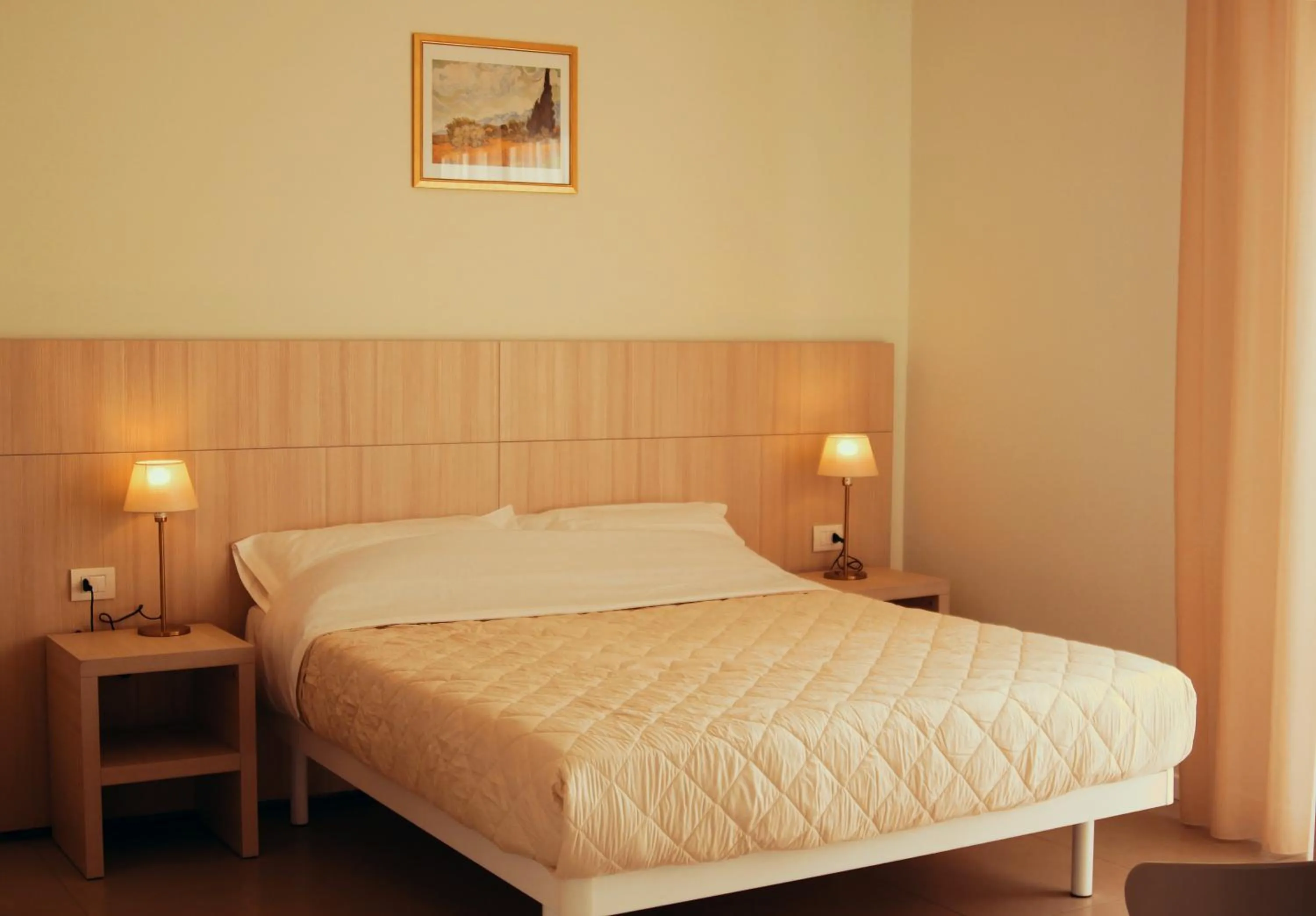 Bed in Santa Barbara hotel & apartments