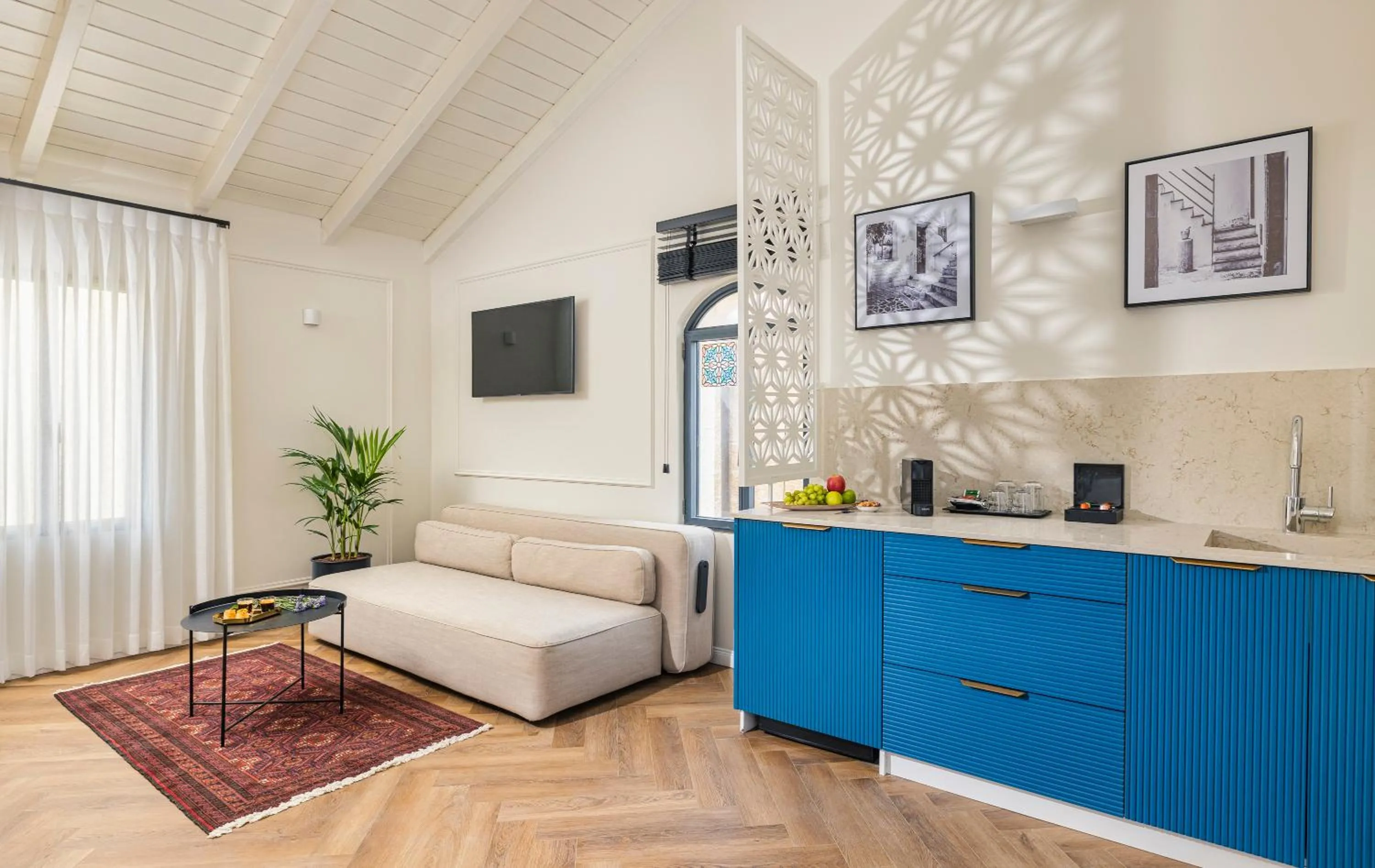 Seating area in Villa Albi - Machne Yehuda Hotel