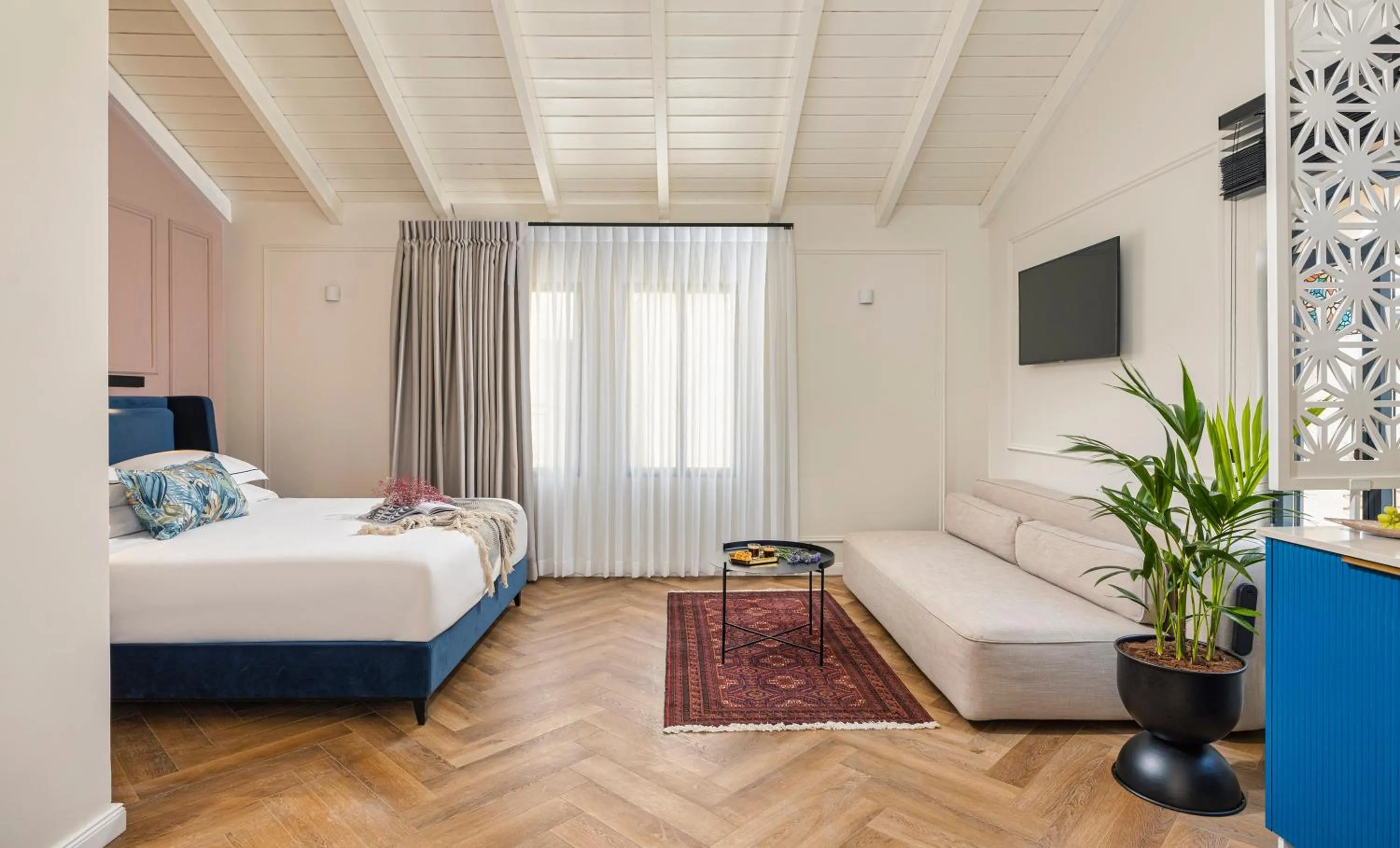 Photo of the whole room, Bed in Villa Albi - Machne Yehuda Hotel