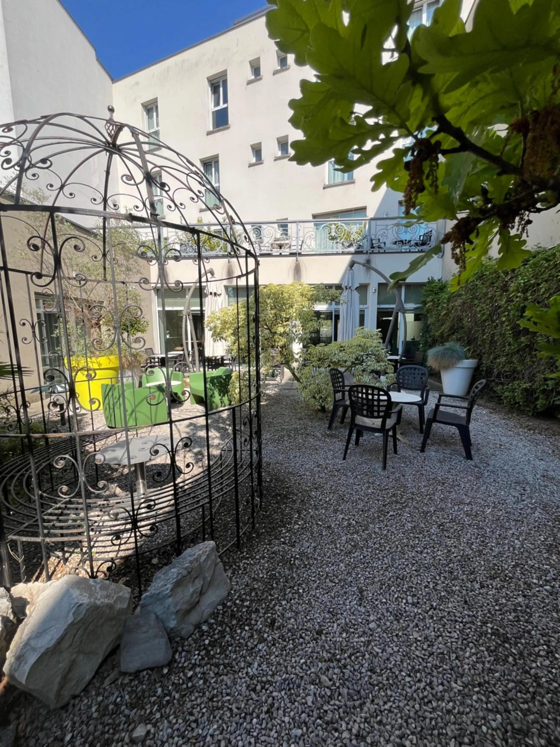 Garden in Logis Hôtel Victor Hugo & Spa