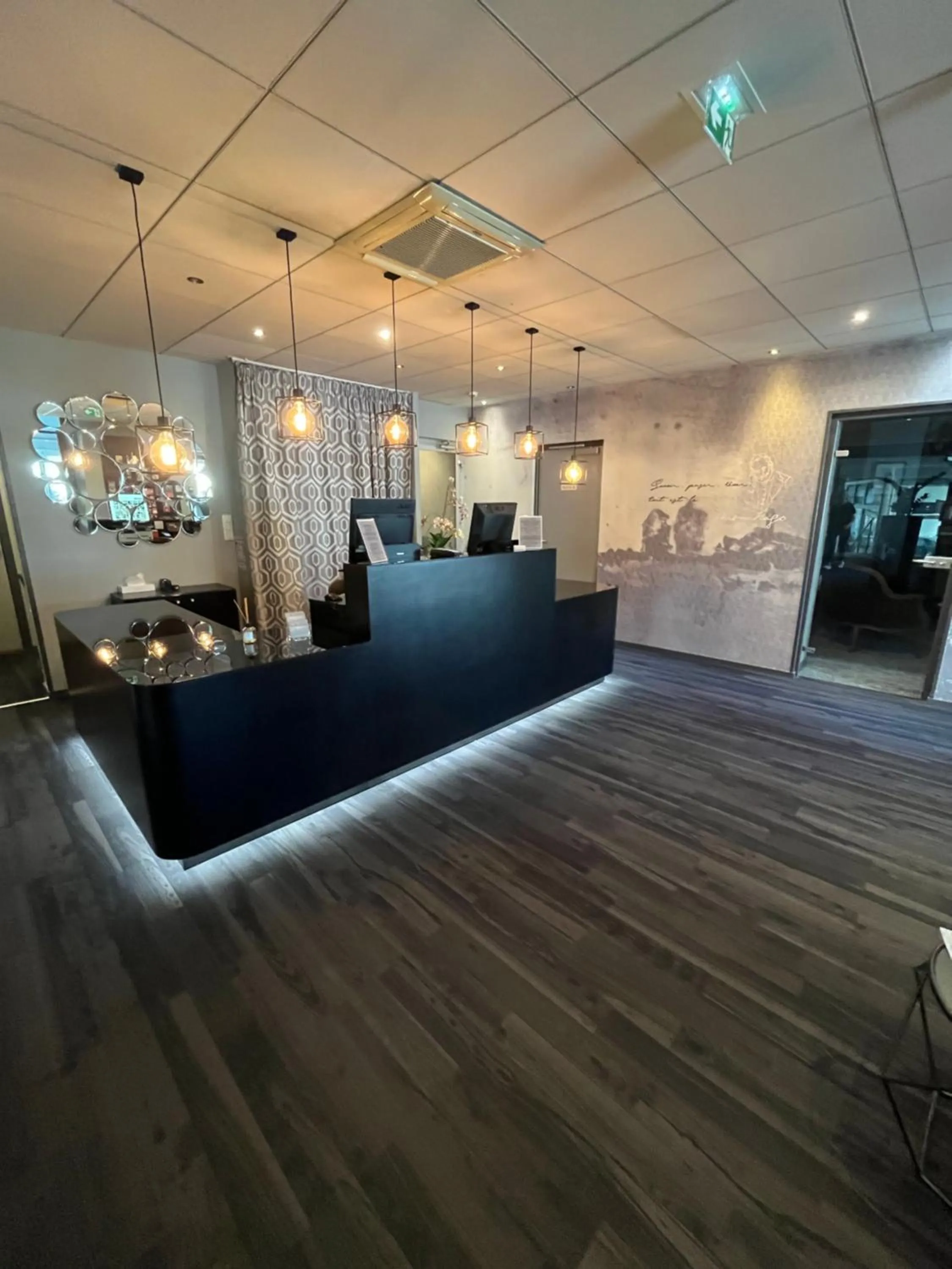 Lobby or reception in Logis Hôtel Victor Hugo & Spa