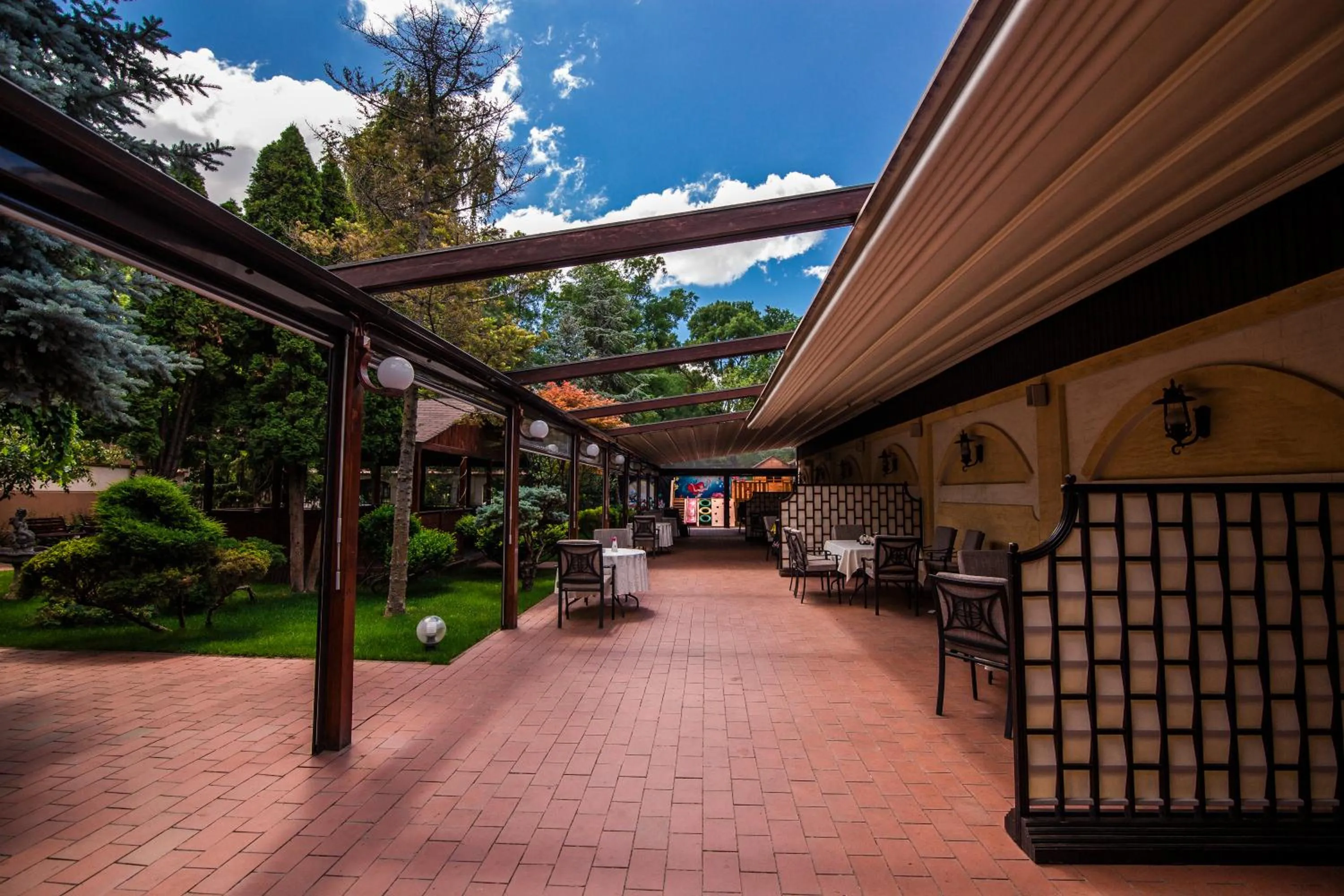 Restaurant/places to eat in Hotel Golden House