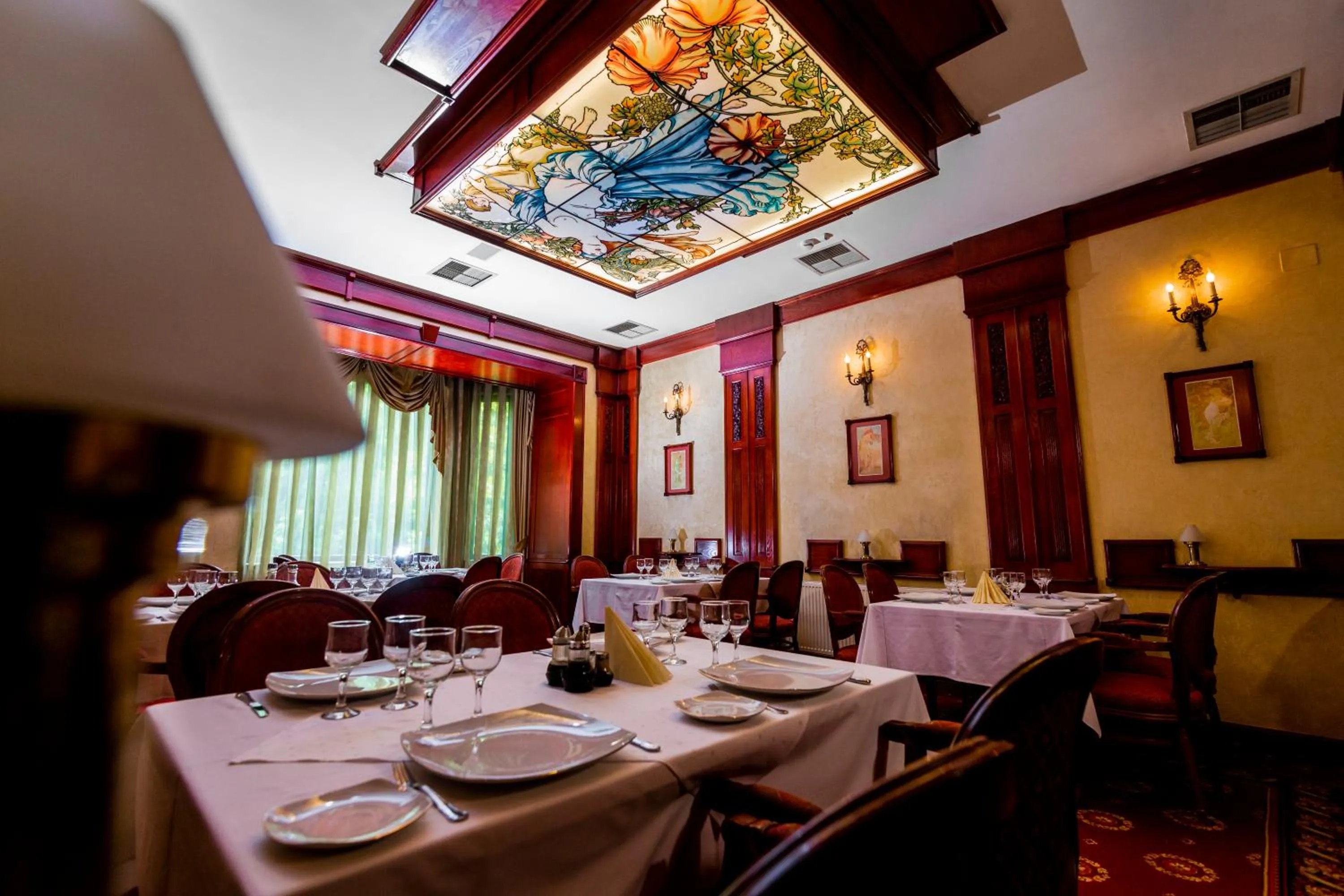 Restaurant/places to eat in Hotel Golden House