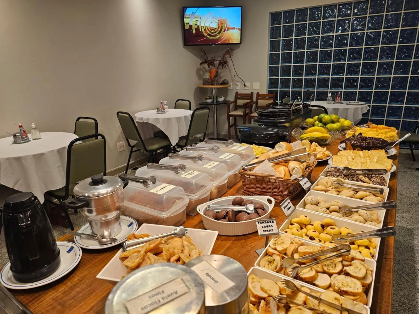 Buffet breakfast in Hotel Aquarius do Vale