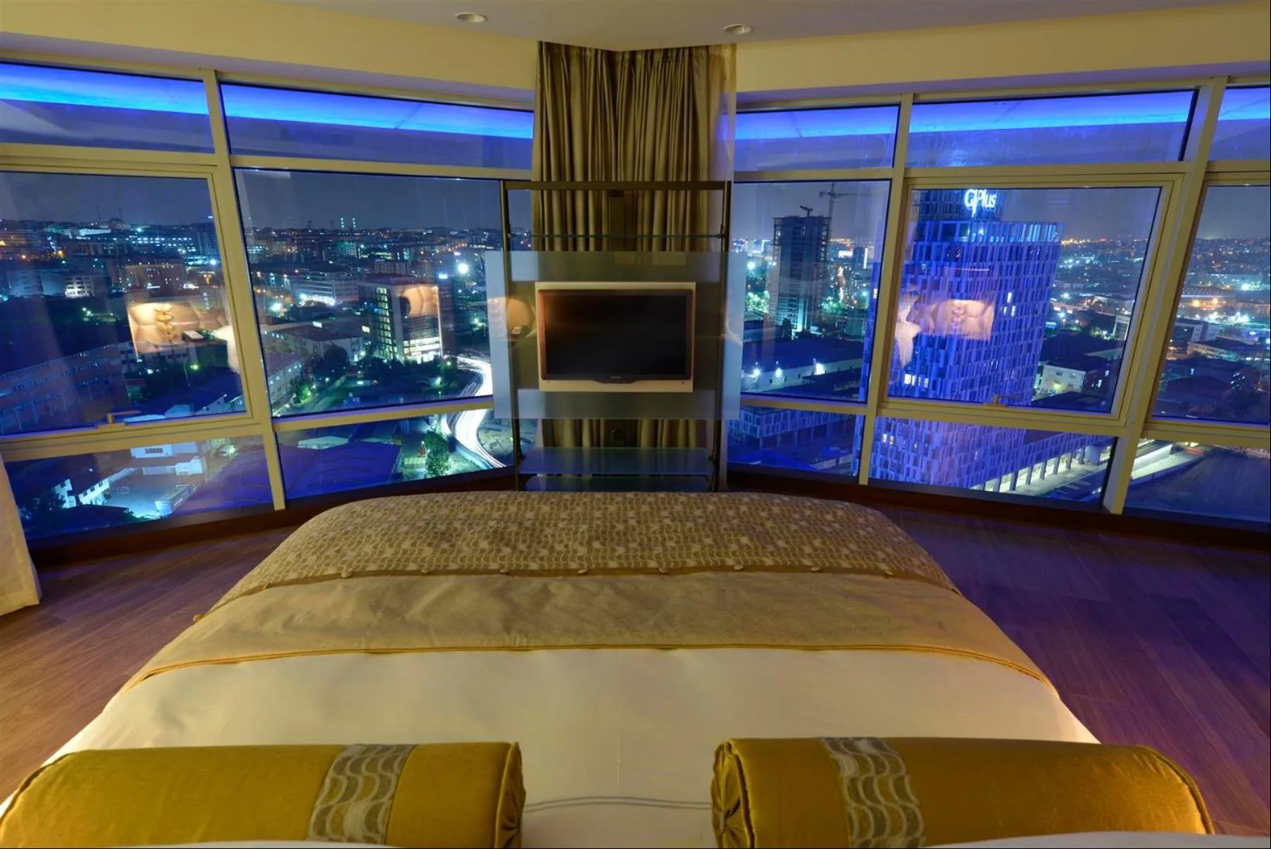 Bed in Wyndham Grand Istanbul Europe