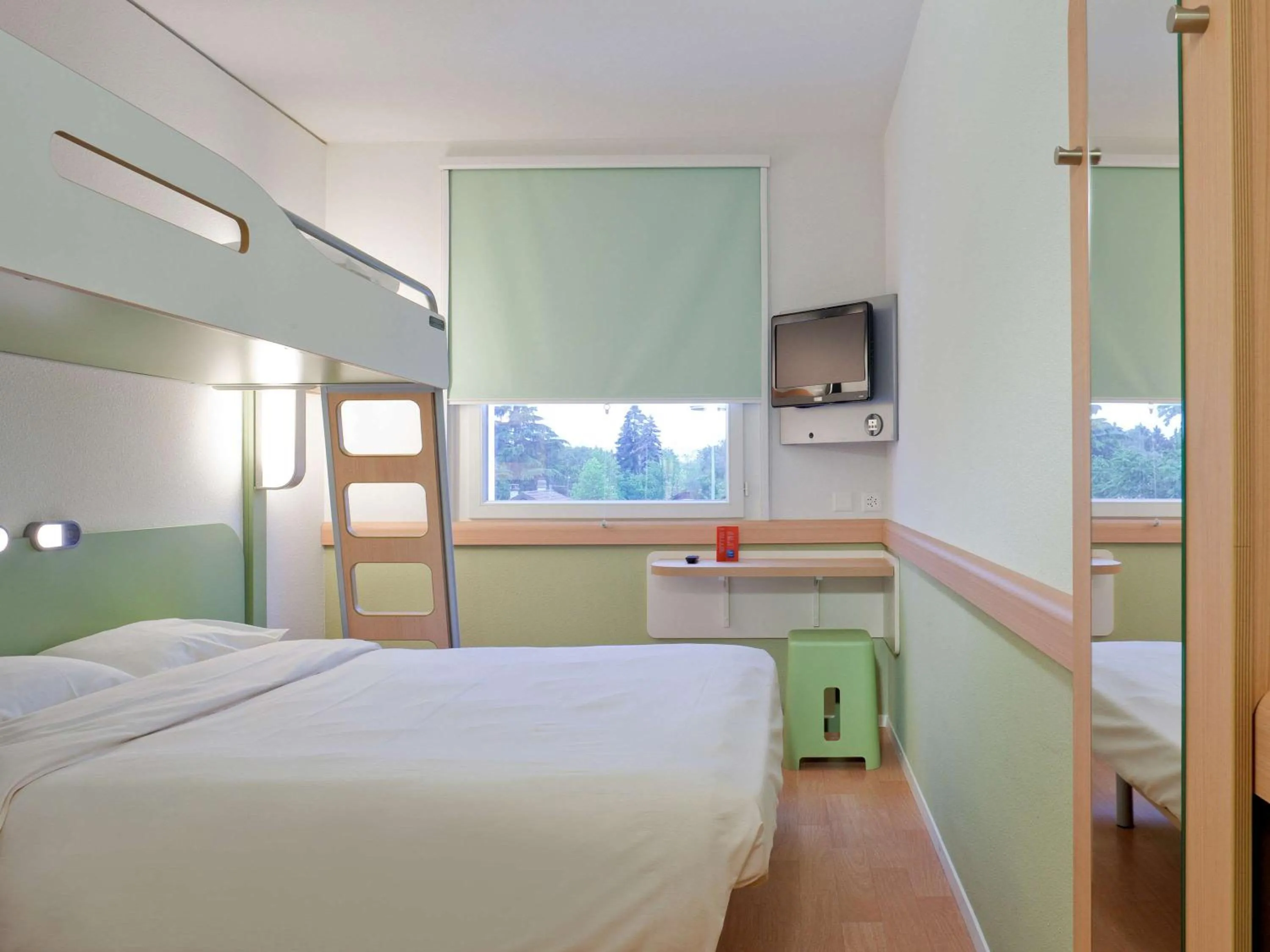 Photo of the whole room, Bed in ibis budget Genève Petit-Lancy