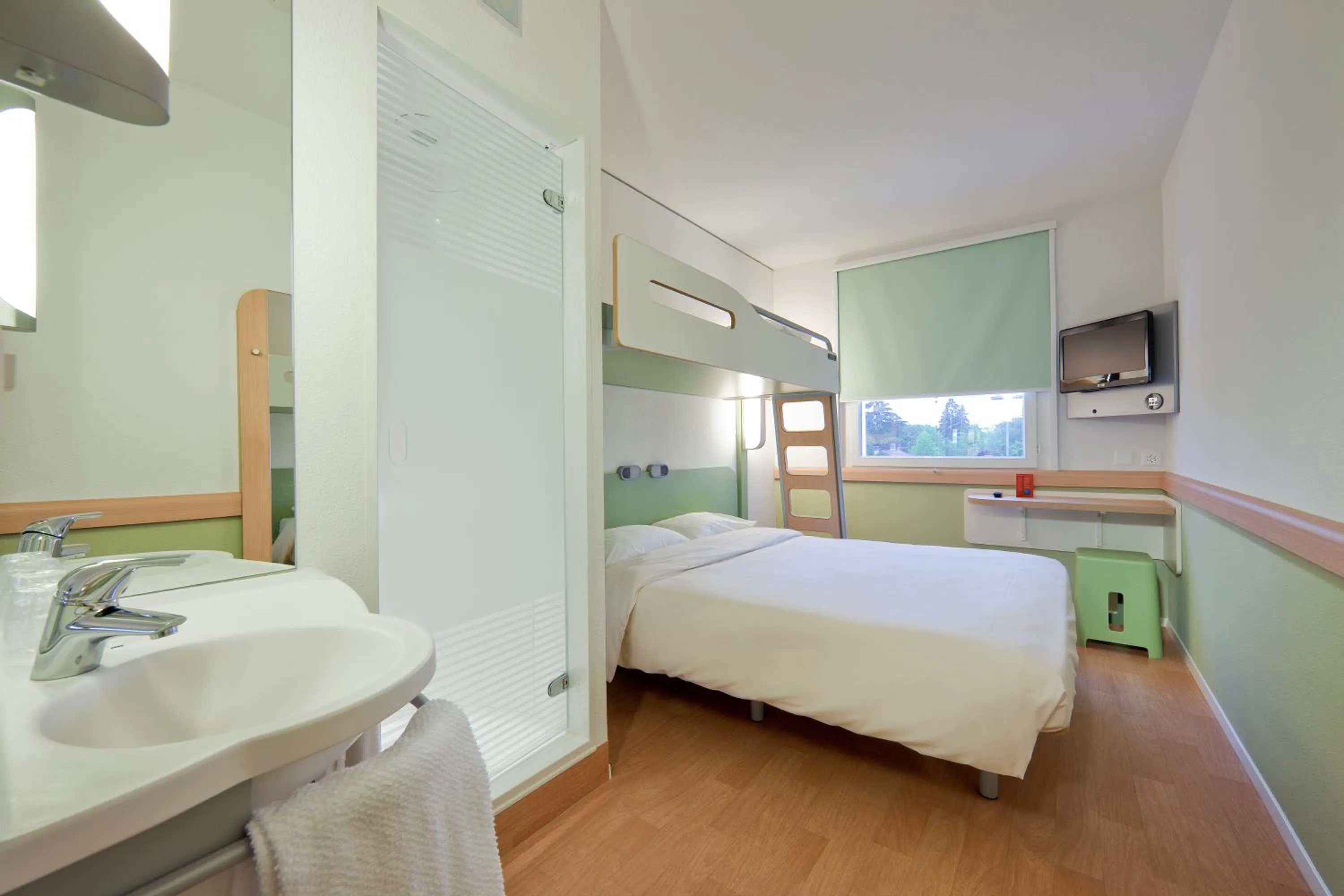 Photo of the whole room, Bed in ibis budget Genève Petit-Lancy
