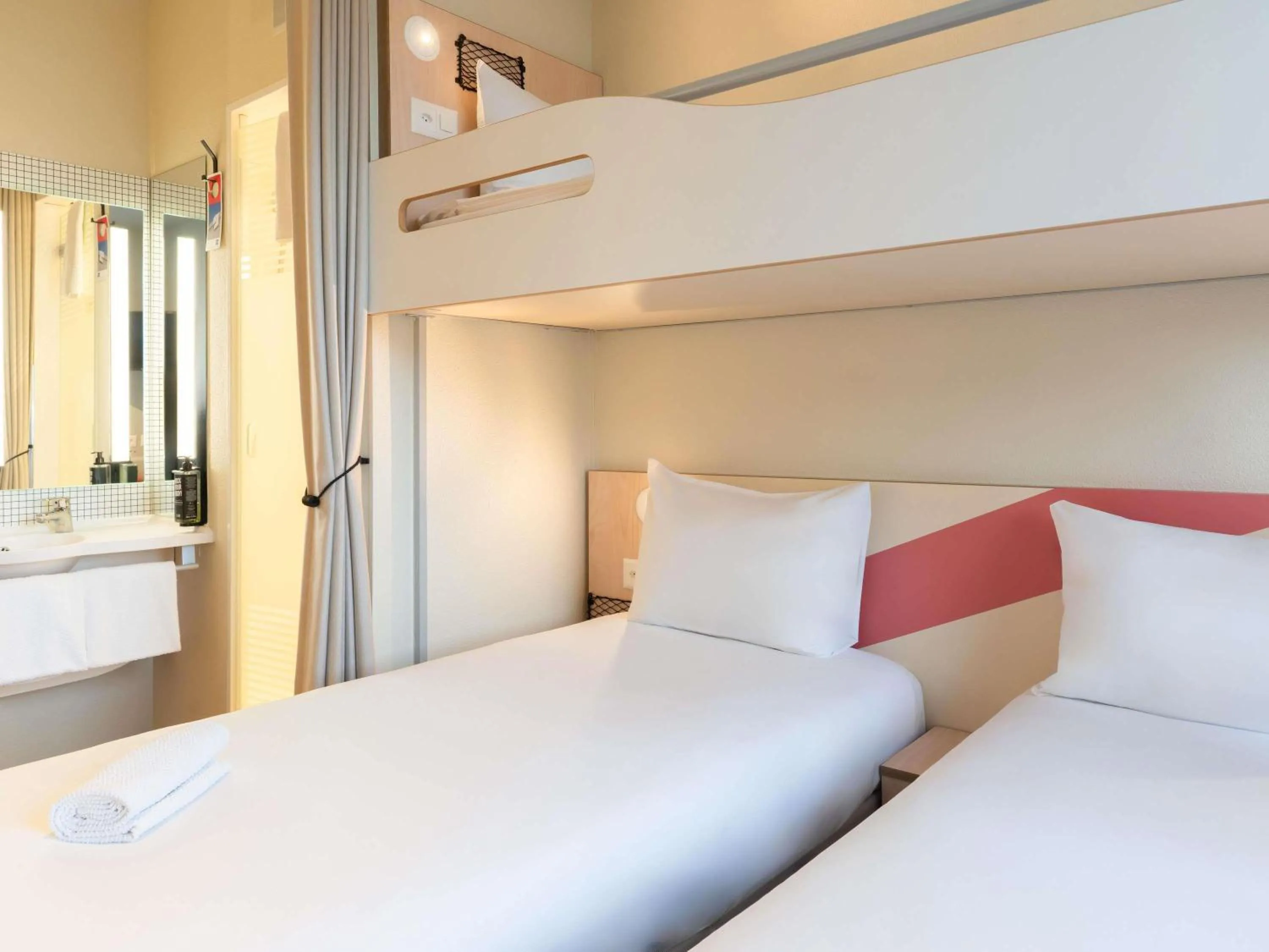Bedroom, Bed in ibis budget Genève Petit-Lancy