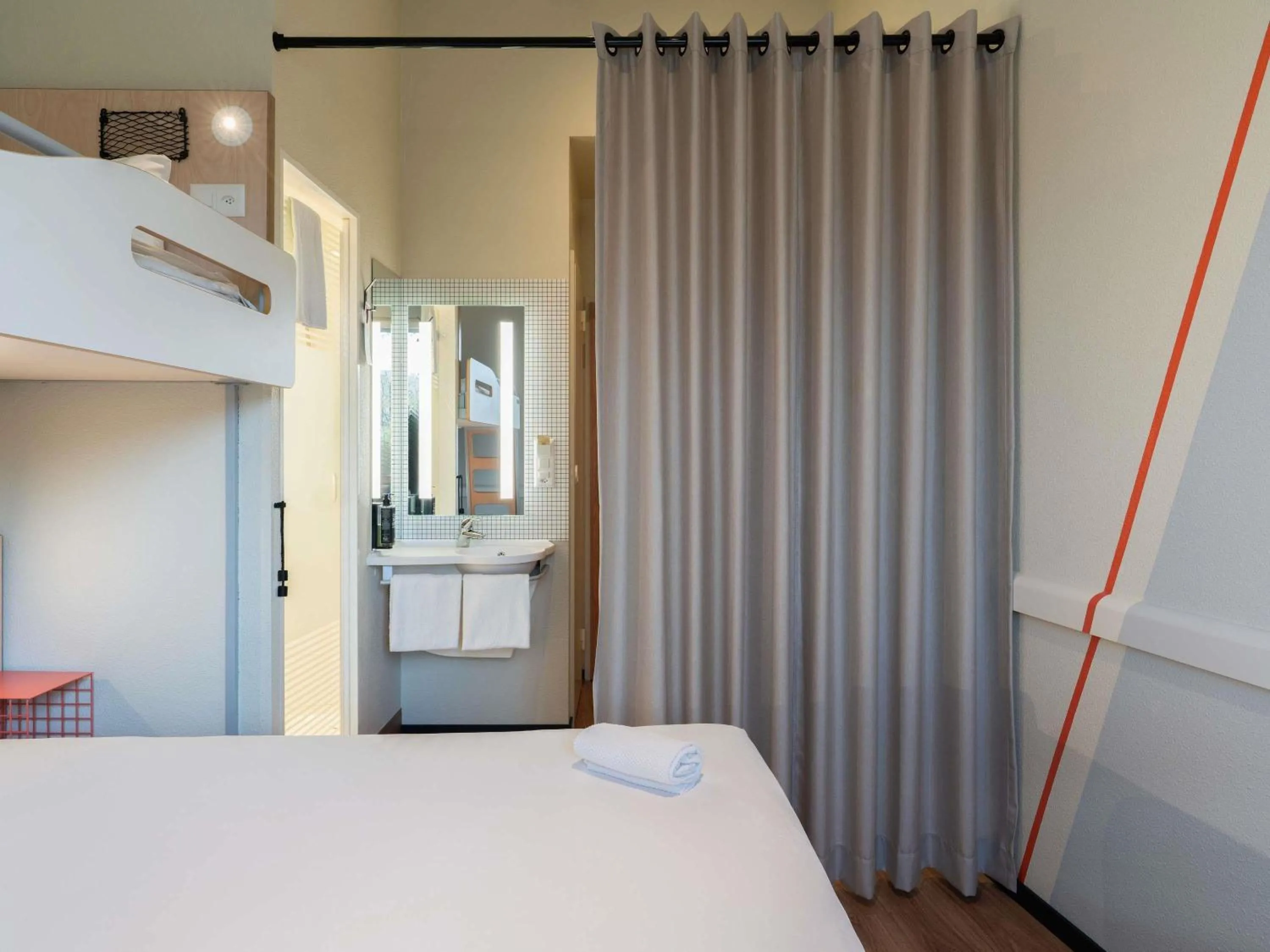Bedroom, Bed in ibis budget Genève Petit-Lancy