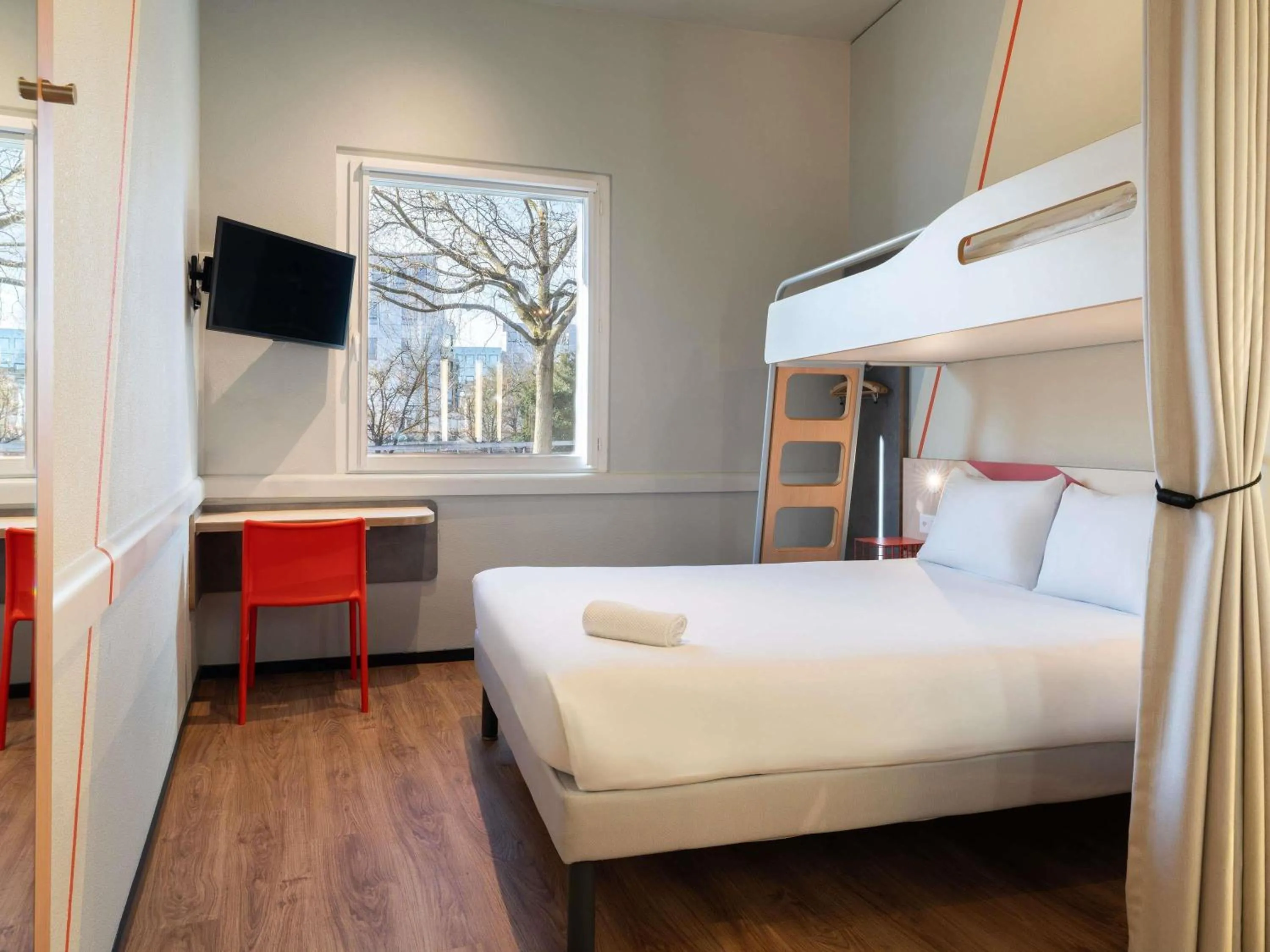 Bedroom, Bed in ibis budget Genève Petit-Lancy