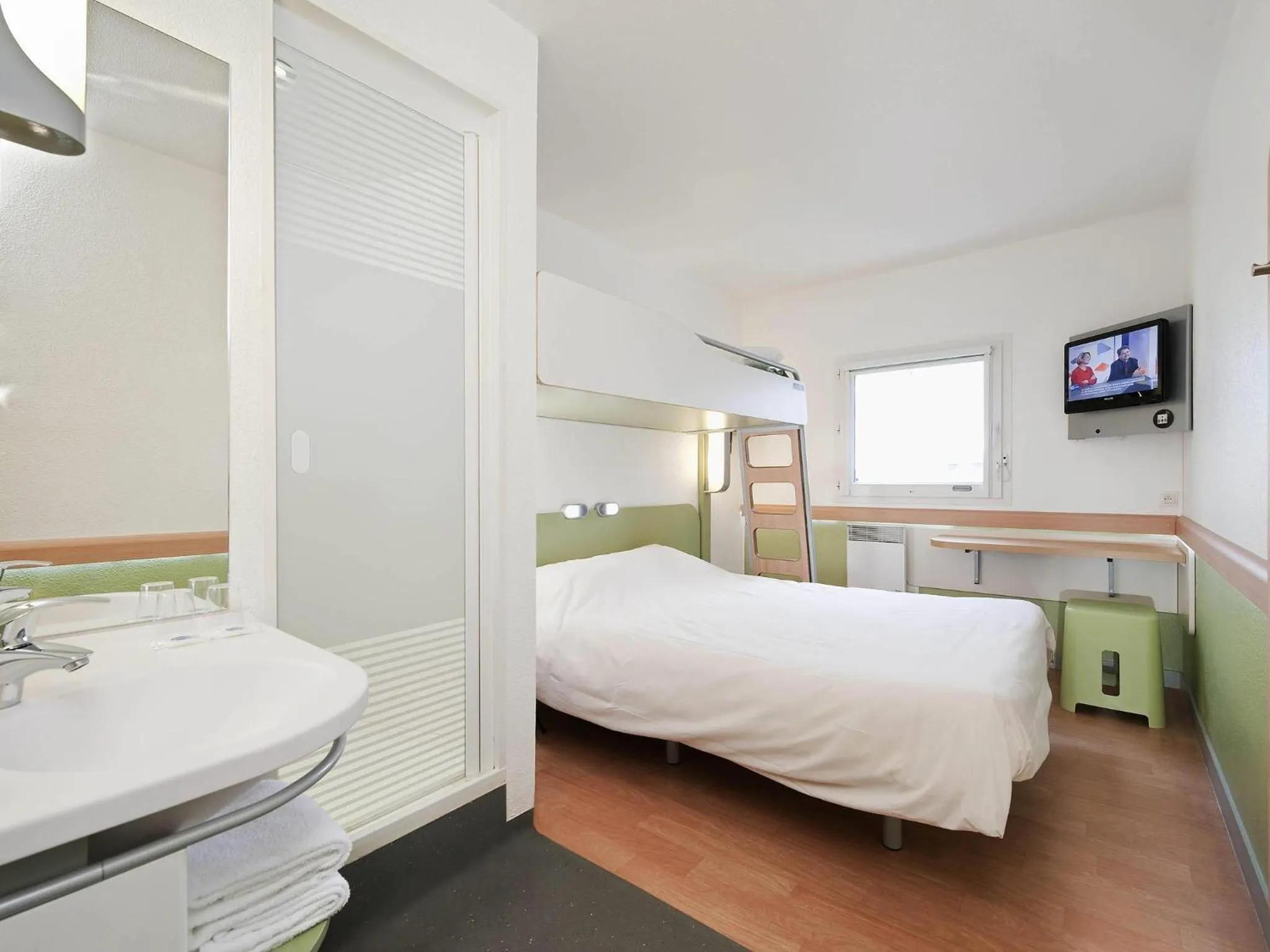 Bedroom, Bed in ibis budget Genève Petit-Lancy