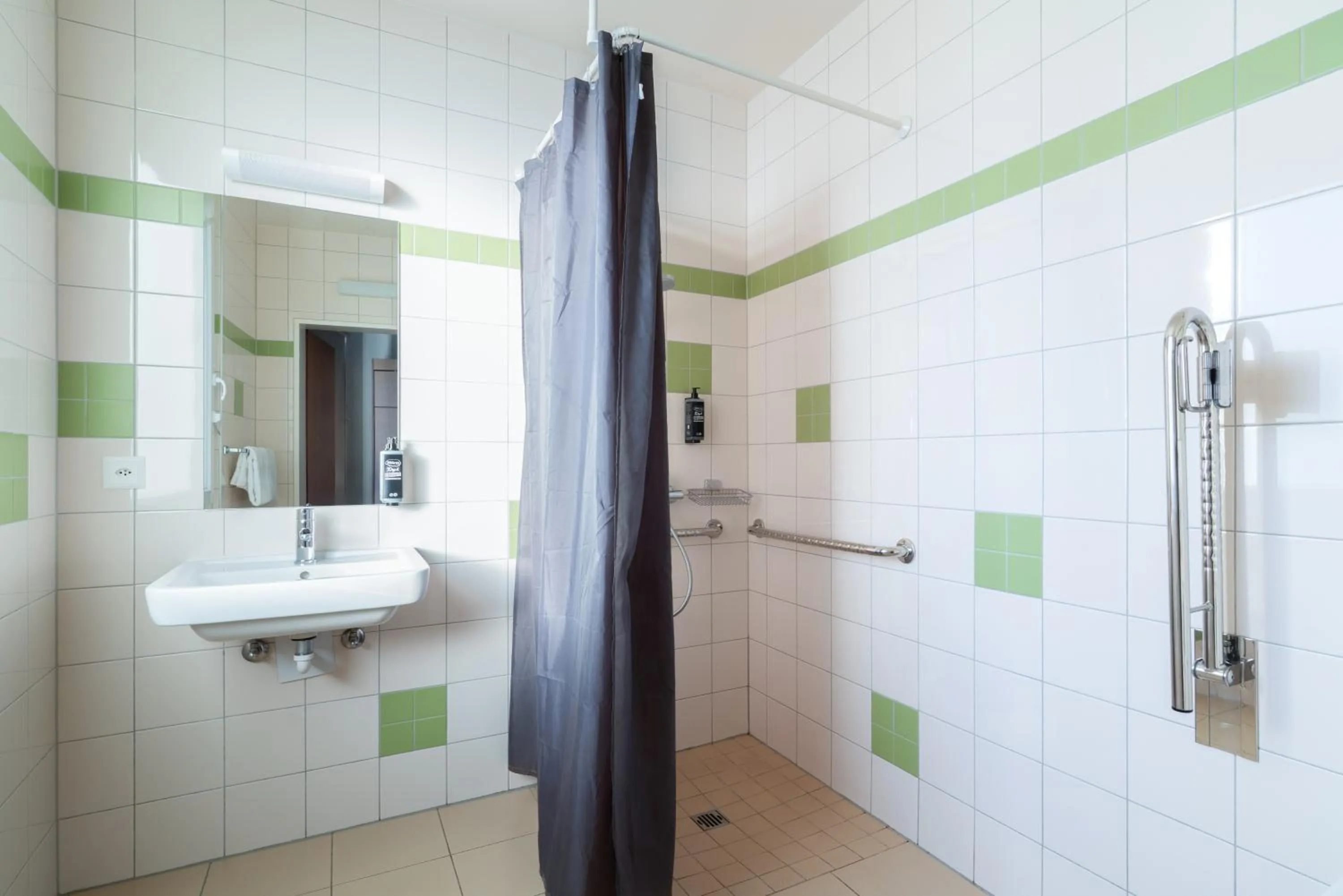Bathroom in ibis budget Genève Petit-Lancy