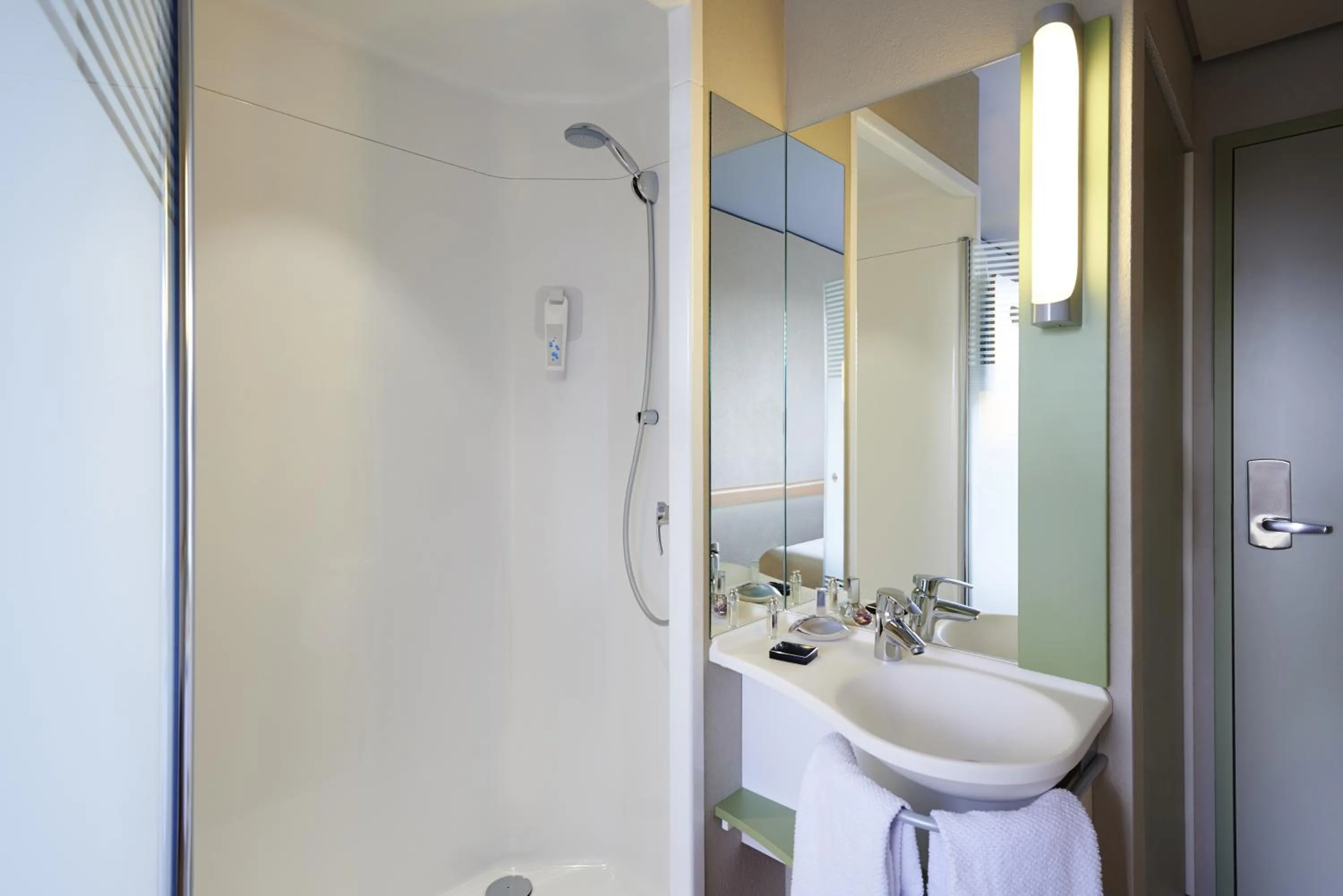 Shower in ibis budget Genève Petit-Lancy