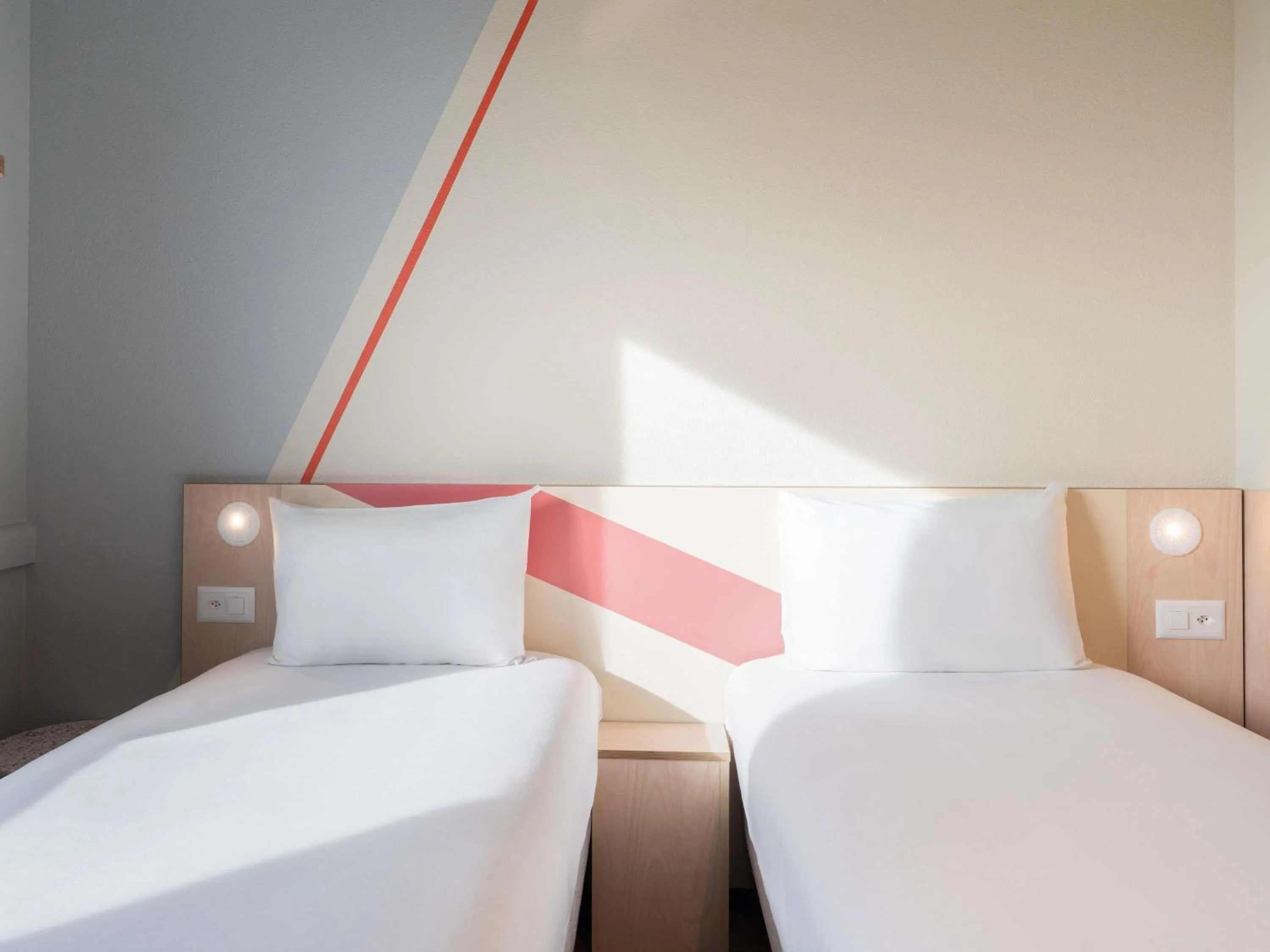 Bedroom, Bed in ibis budget Genève Petit-Lancy
