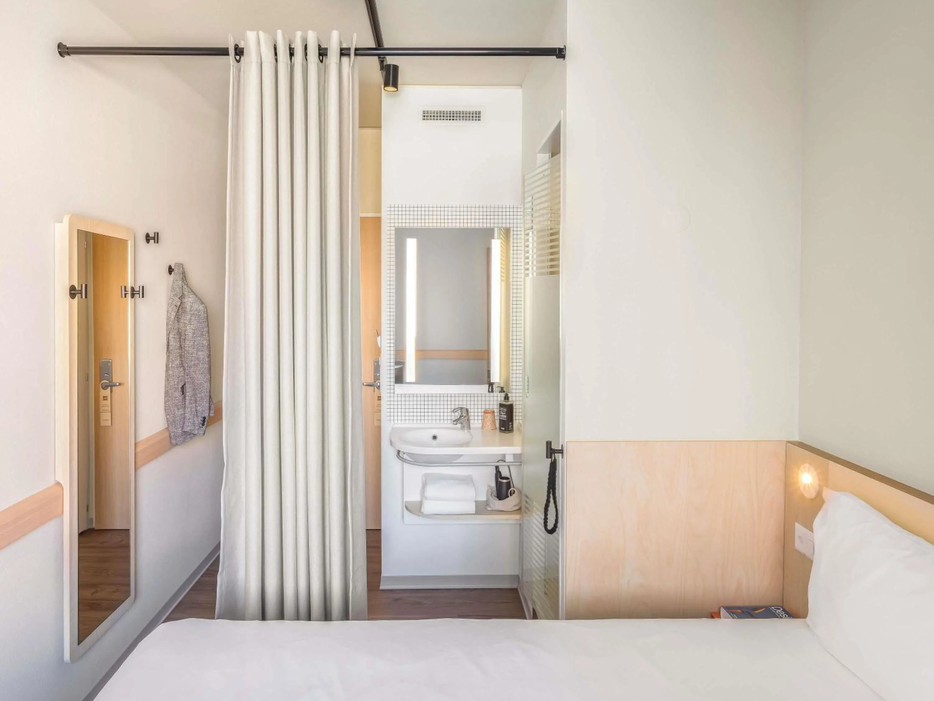 Bedroom, Bed in ibis budget Lugano Paradiso