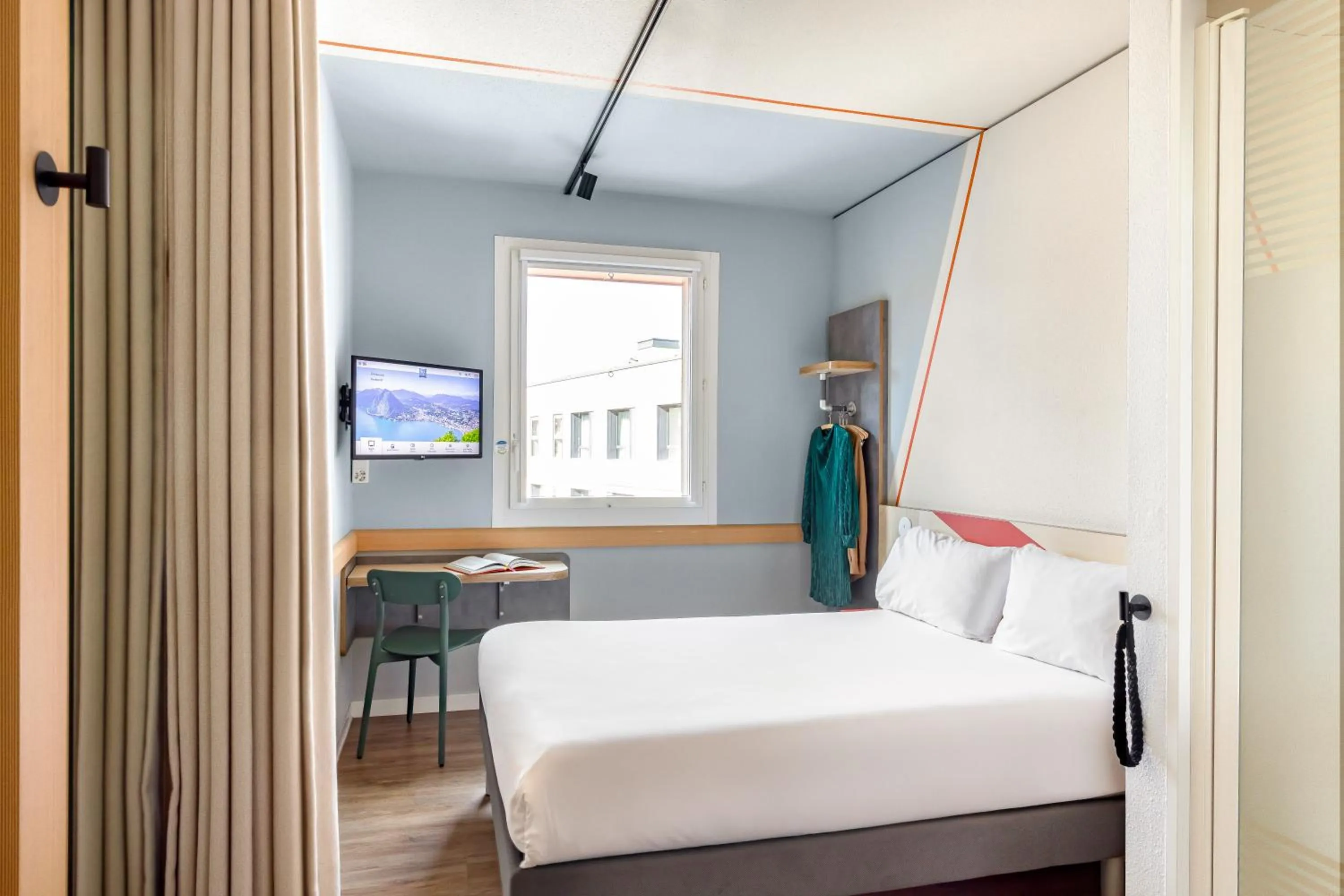 Bedroom, Bed in ibis budget Lugano Paradiso