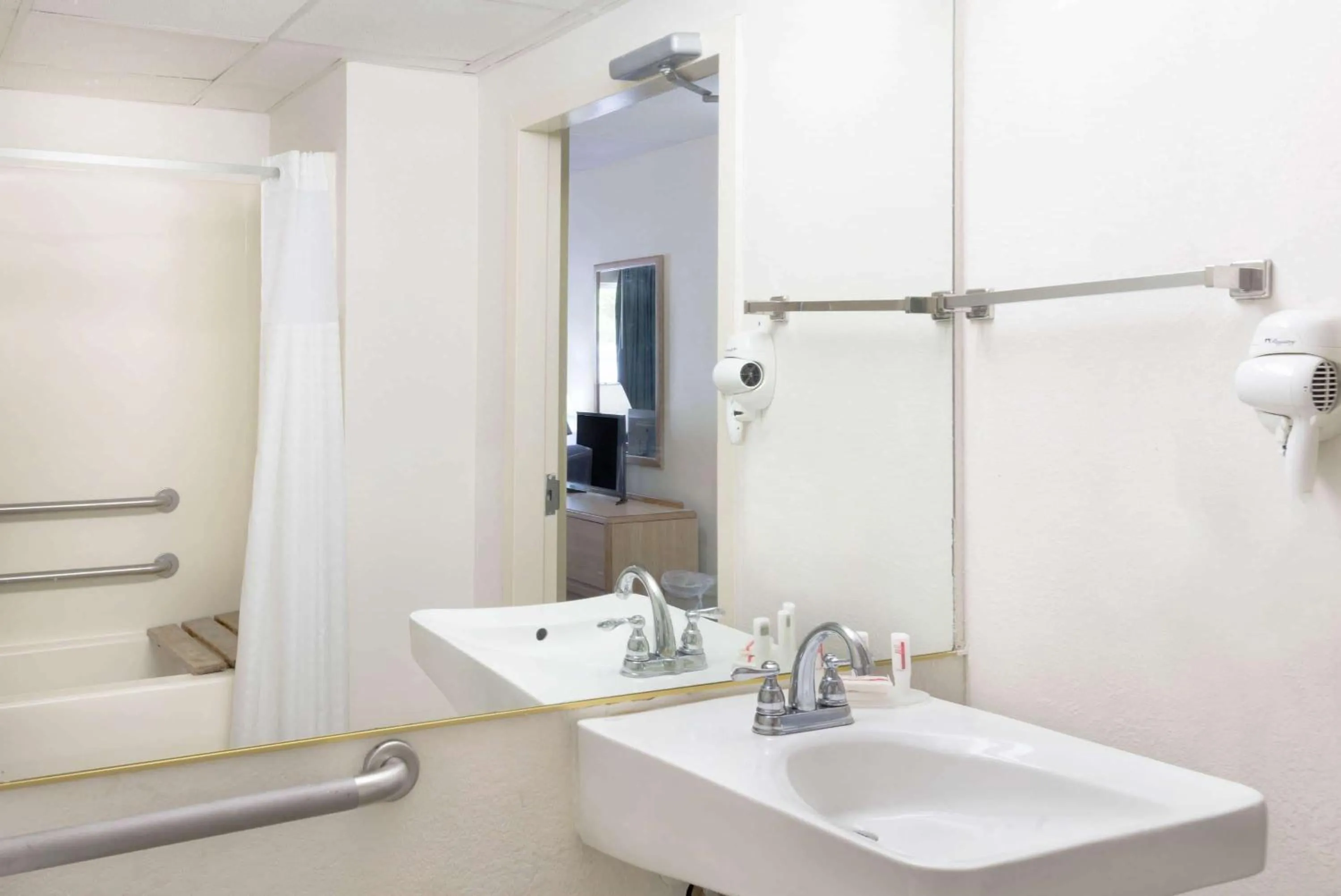 Bathroom in Howard Johnson by Wyndham Newburgh