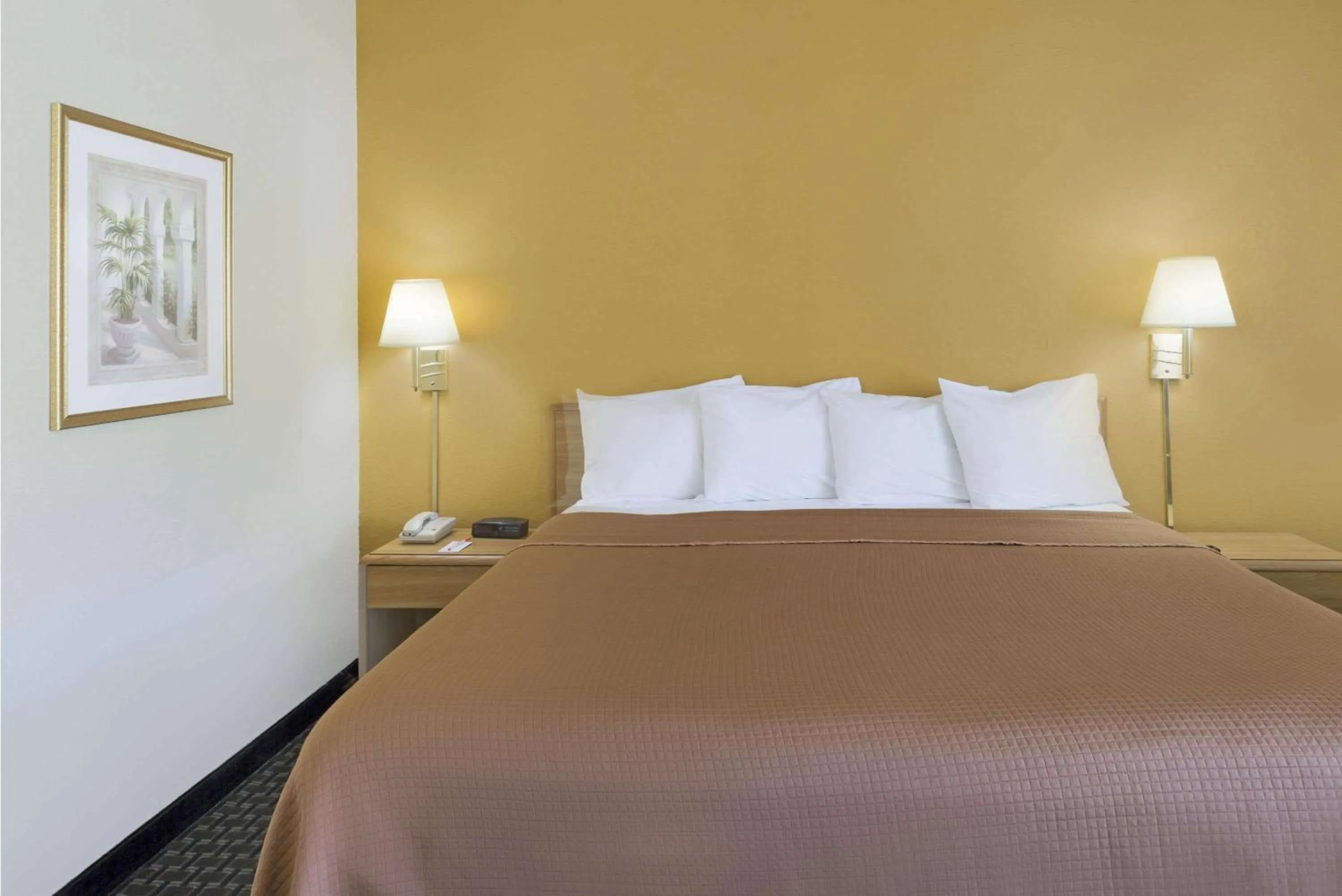 Bedroom, Bed in Howard Johnson by Wyndham Newburgh