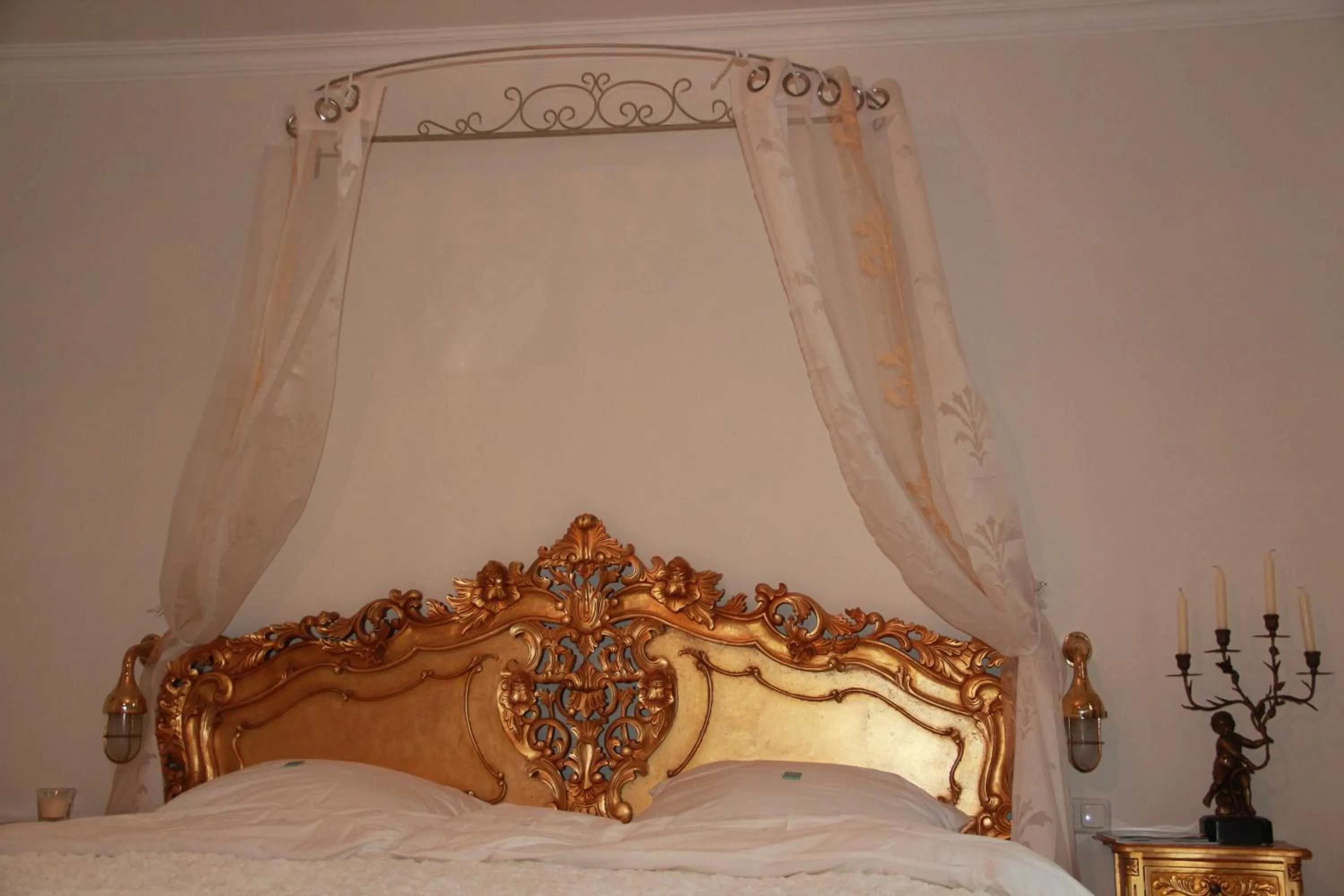Decorative detail, Bed in Hotel Lili Marleen