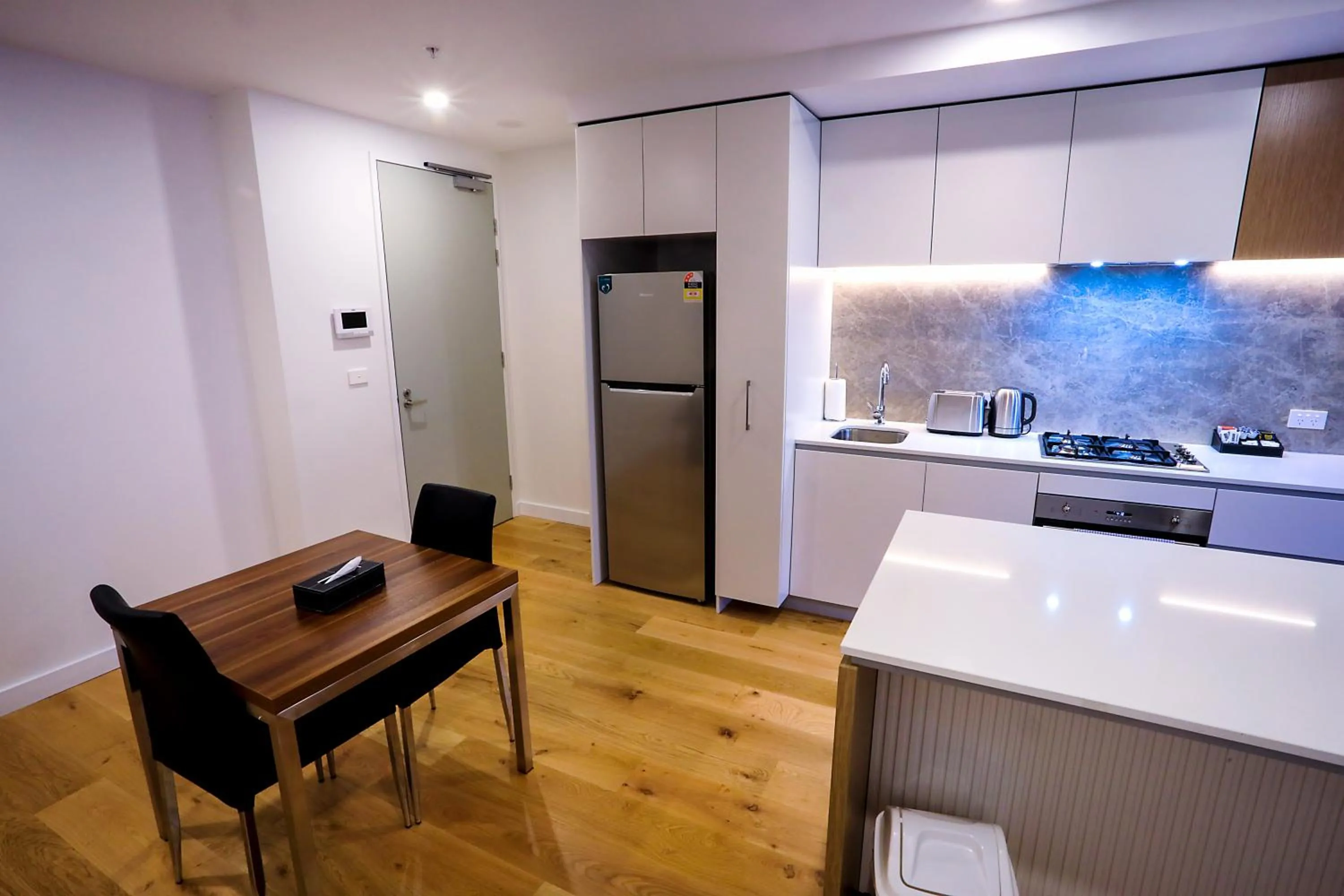 Kitchen or kitchenette in Flagstaff Green Apartments