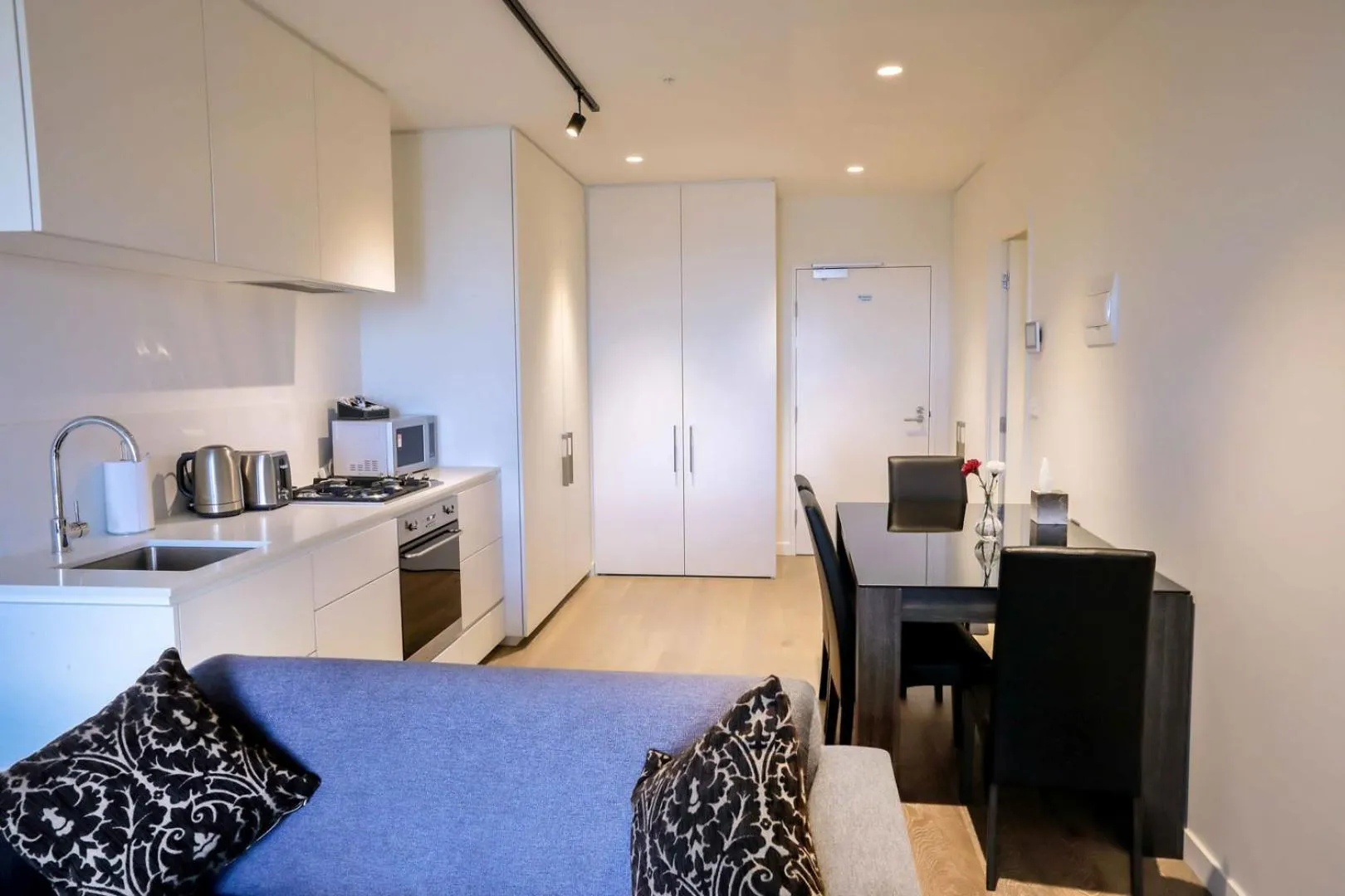 Kitchen or kitchenette in Flagstaff Green Apartments